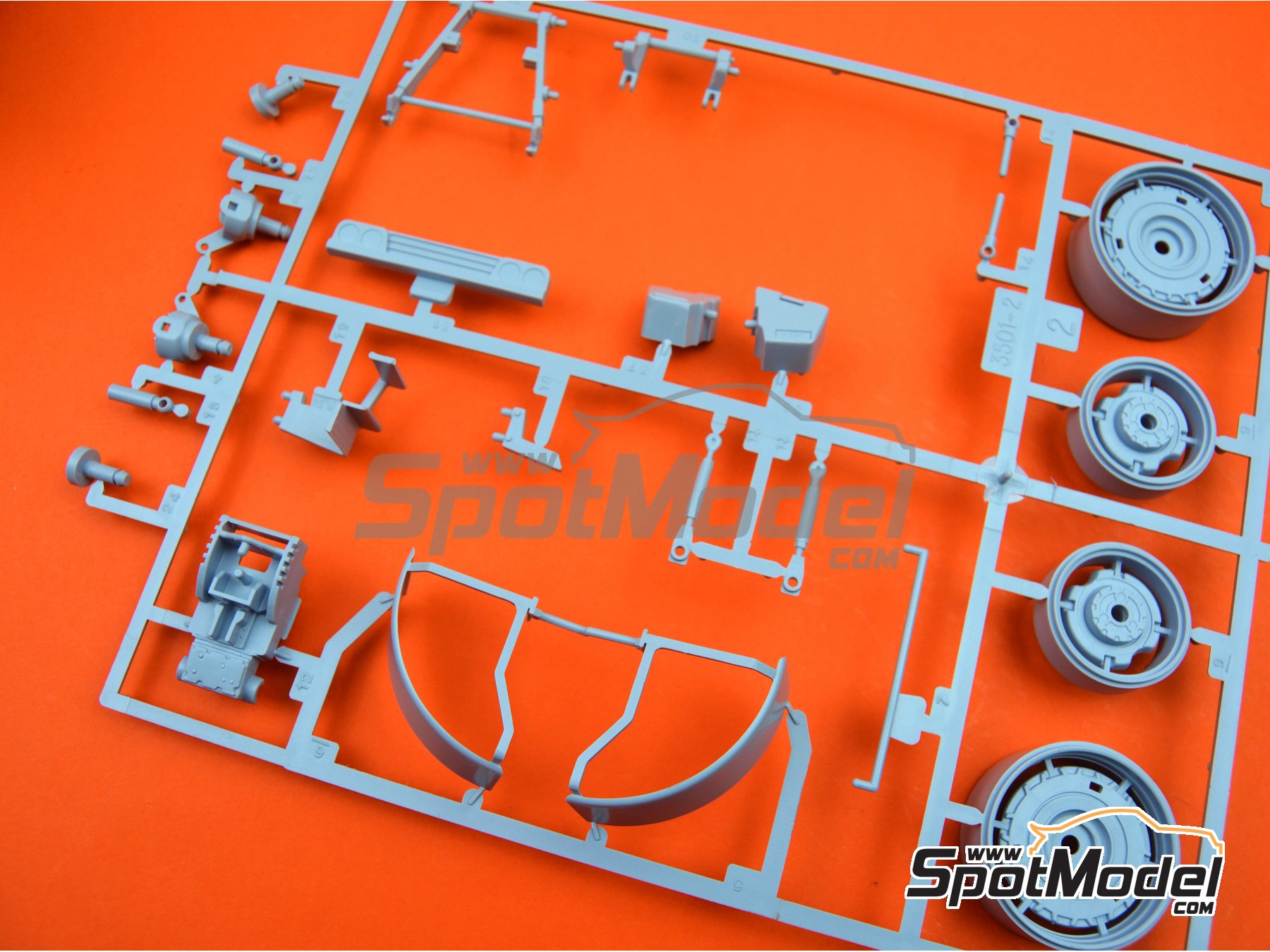 Image 2: Massey Ferguson 2680 | Maqueta de tractor en escala 1/24 fabricado por Heller (ref. 81402, tambien 3279510814026)