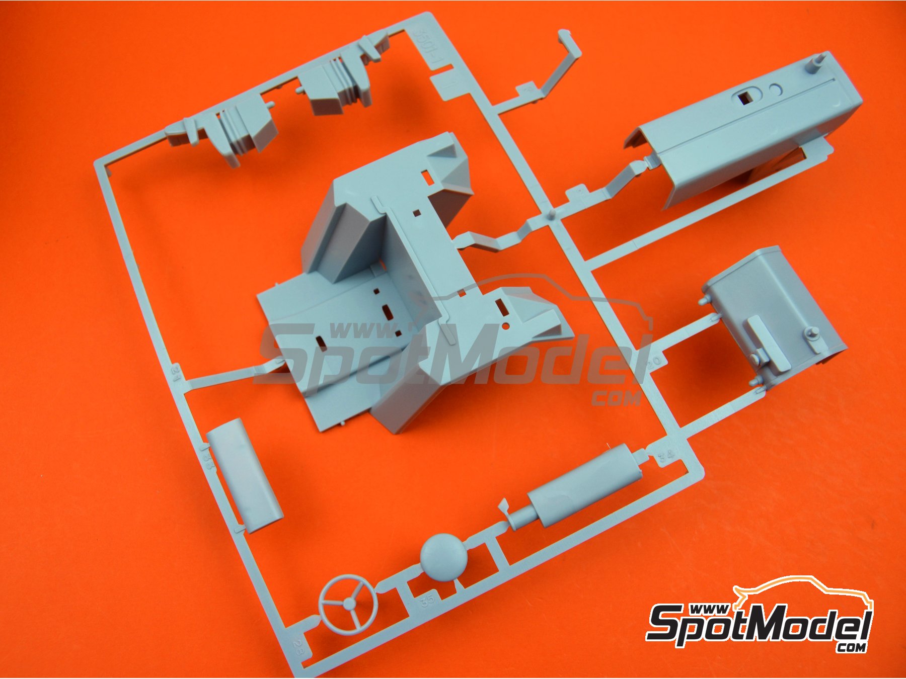 Image 3: Massey Ferguson 2680 | Maqueta de tractor en escala 1/24 fabricado por Heller (ref. 81402, tambien 3279510814026)