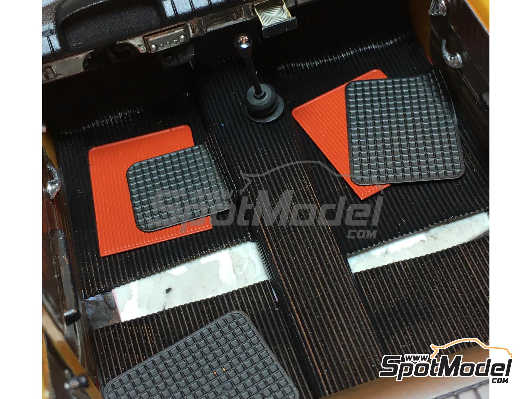 Image 3: Juego de alfombrillas de goma | Detalle en escala 1/24 fabricado por Highlight Model Studio (ref. HME-003, tambien 4545782063639)