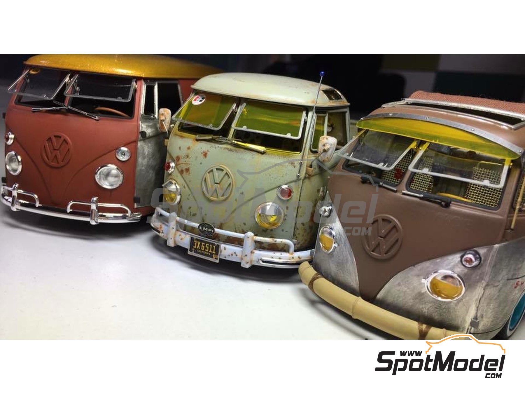 Image 2: Ventanillas tipo safari para Volkswagen Transporter T2 | Detalle en escala&nbsp;1/24 fabricado por Highlight Model Studio (ref.&nbsp;HME-007, tambien 4545782064070)