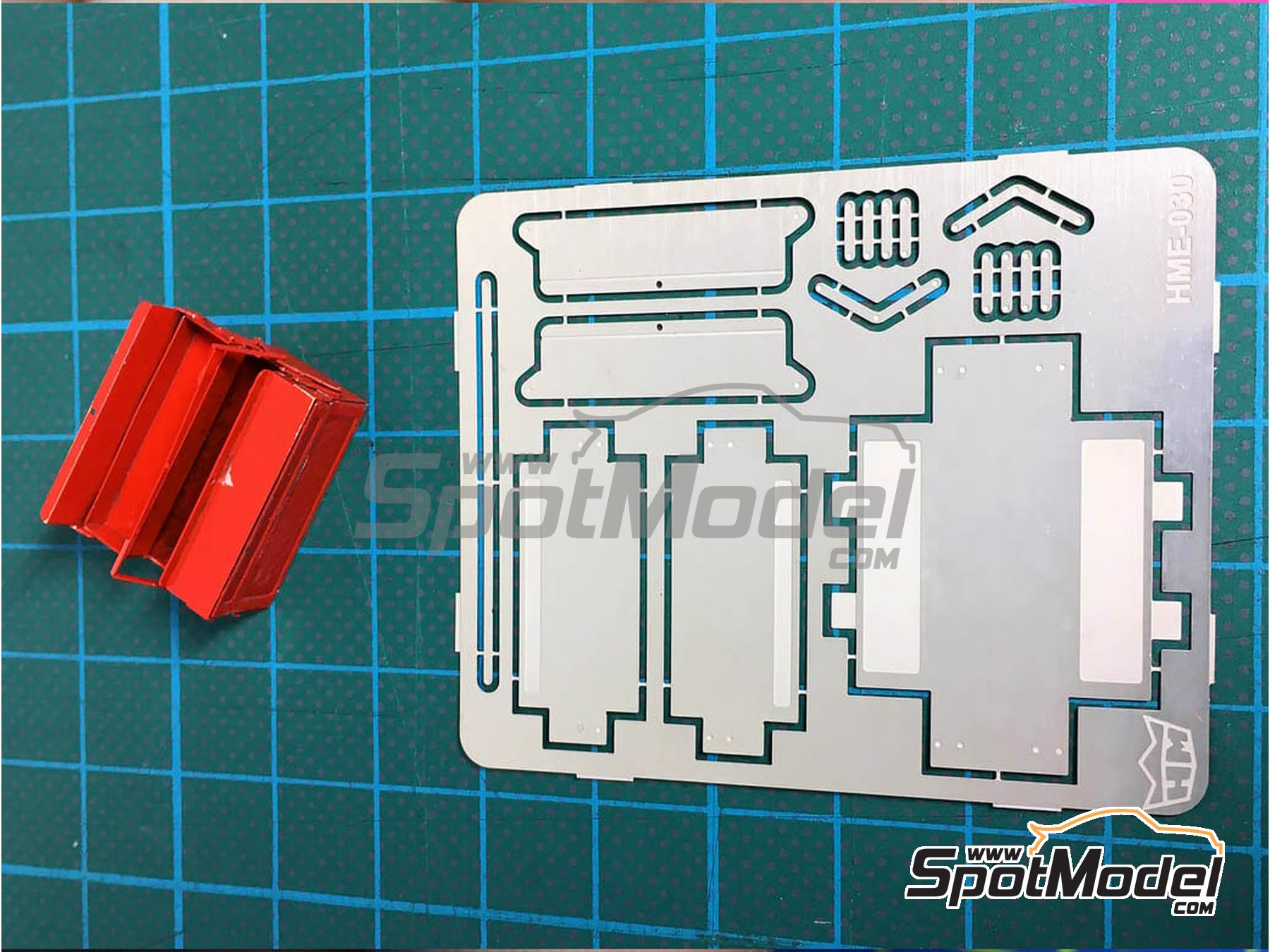 Image 1: Caja de herramientas | Detalle en escala&nbsp;1/24 fabricado por Highlight Model Studio (ref.&nbsp;HME-030)