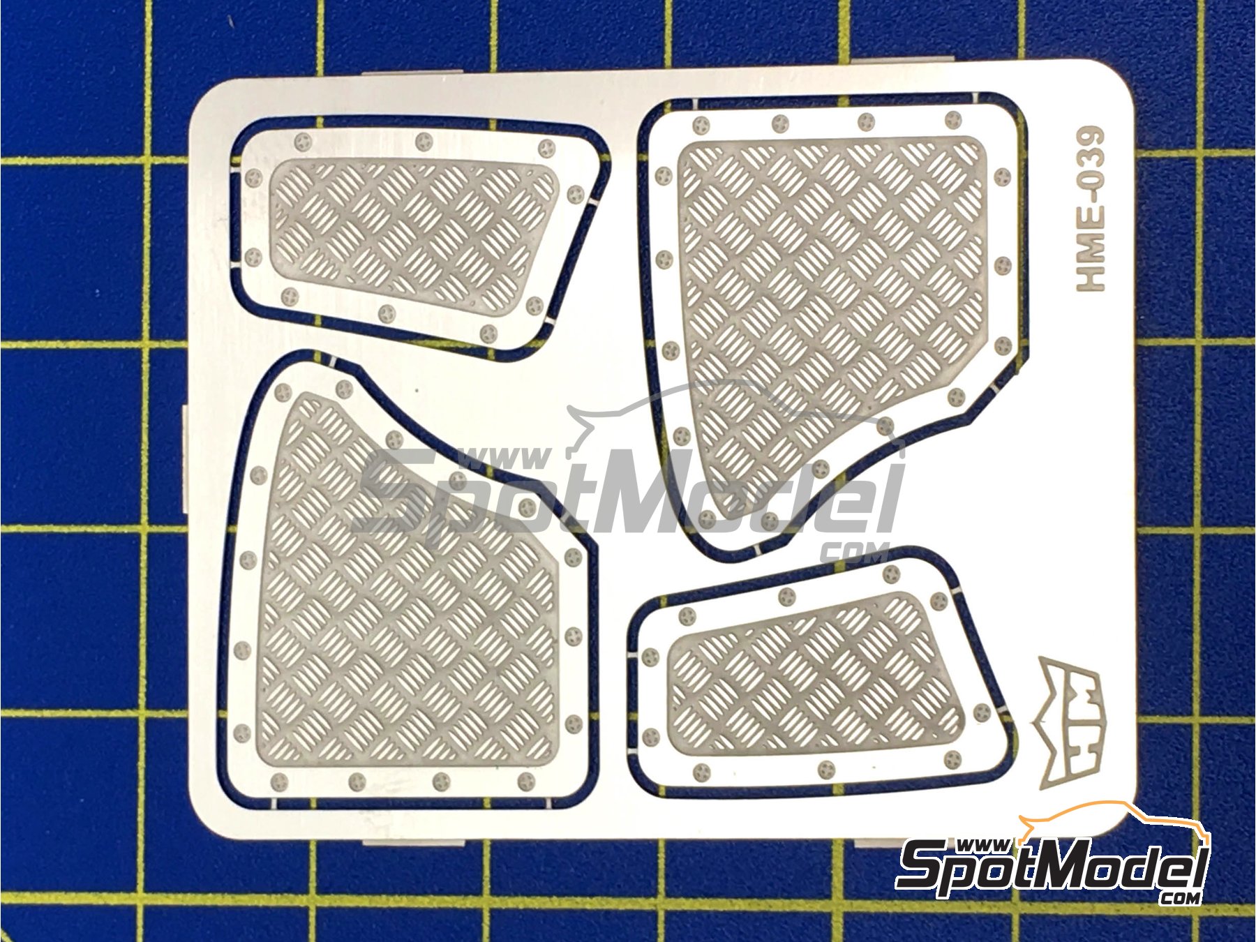 Image 1: Paneles traseros de aluminio para Volkswagen Beetle | Set de mejora y detallado en escala&nbsp;1/24 fabricado por Highlight Model Studio (ref.&nbsp;HME-039)