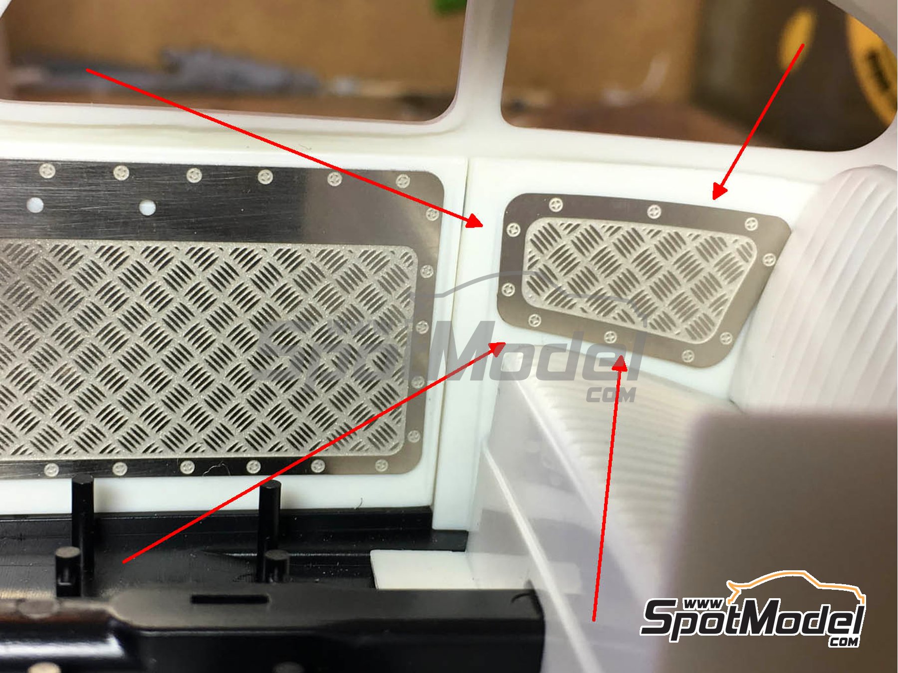 Image 2: Paneles traseros de aluminio para Volkswagen Beetle | Set de mejora y detallado en escala&nbsp;1/24 fabricado por Highlight Model Studio (ref.&nbsp;HME-039)