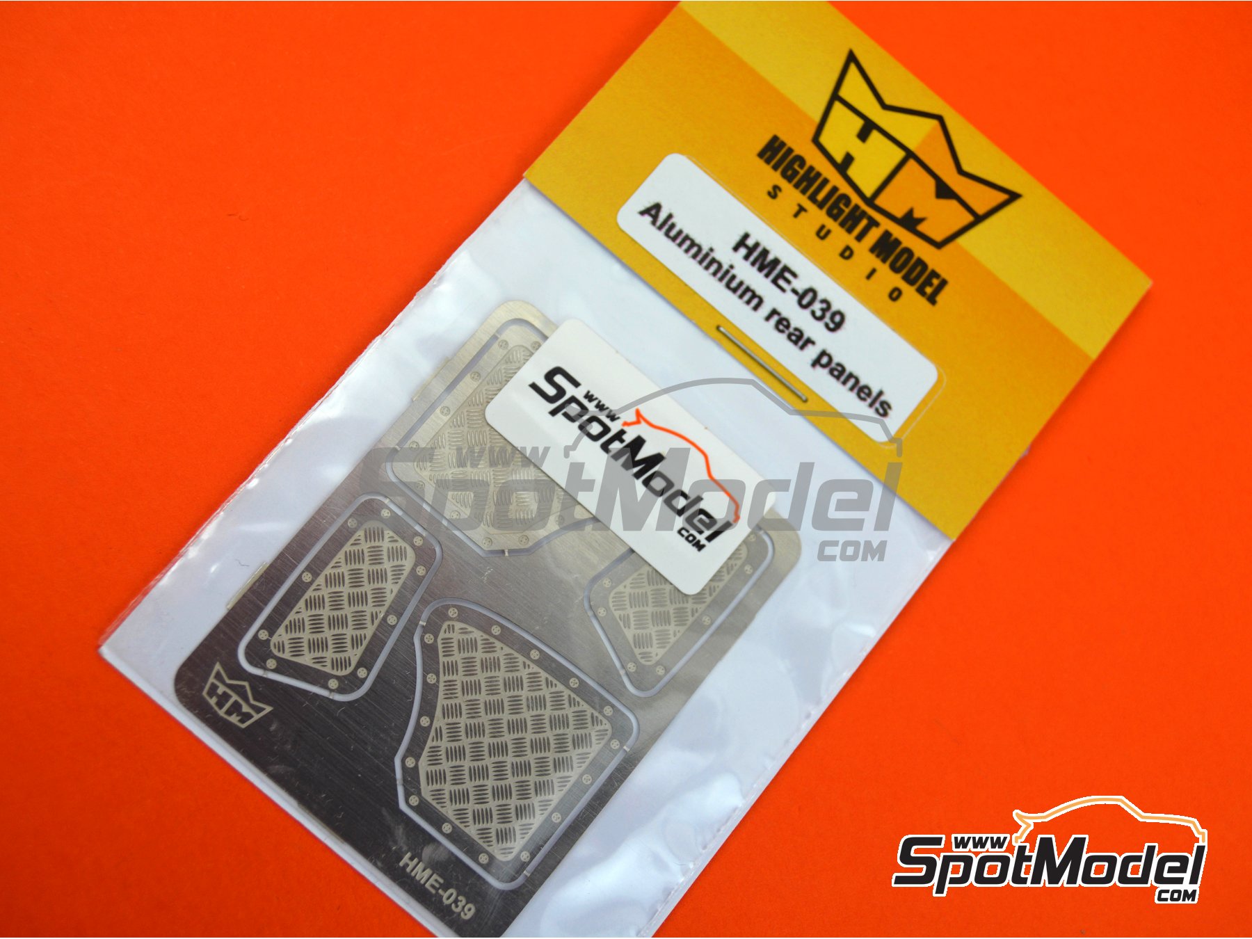 Image 4: Paneles traseros de aluminio para Volkswagen Beetle | Set de mejora y detallado en escala&nbsp;1/24 fabricado por Highlight Model Studio (ref.&nbsp;HME-039)