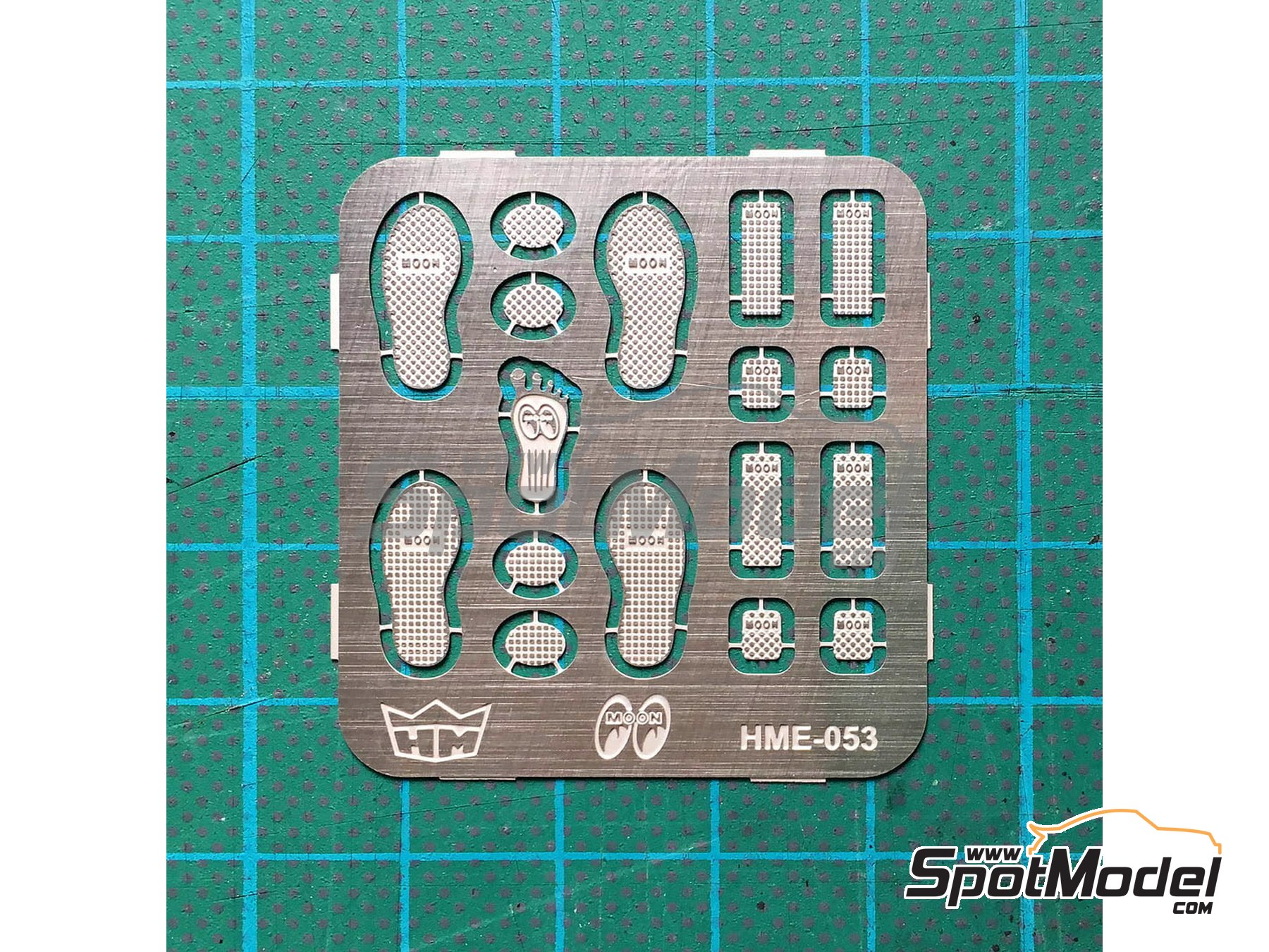 Image 1: Pedales MOONEYES | Detalle en escala&nbsp;1/24 fabricado por Highlight Model Studio (ref.&nbsp;HME-053)