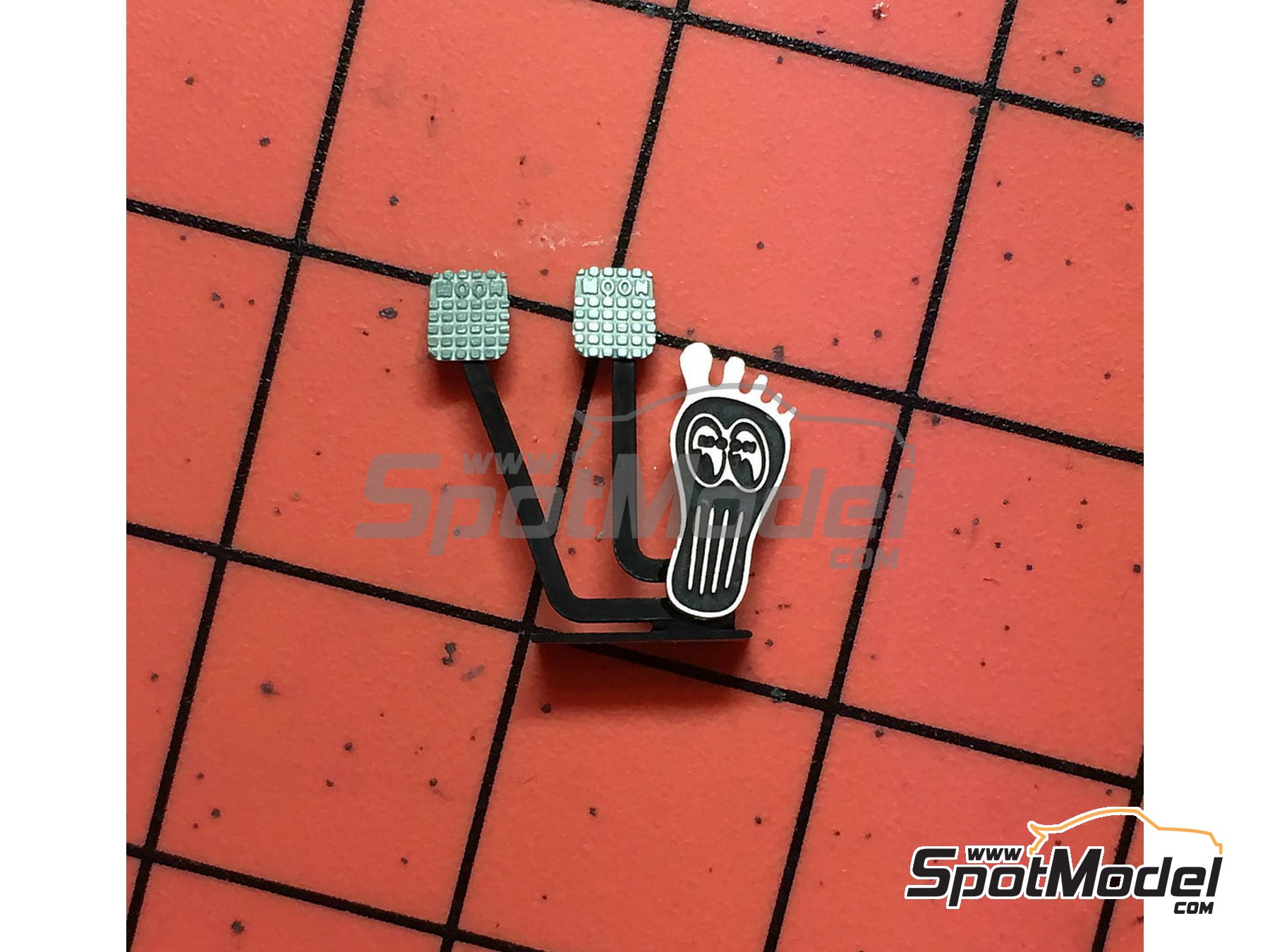 Image 2: Pedales MOONEYES | Detalle en escala&nbsp;1/24 fabricado por Highlight Model Studio (ref.&nbsp;HME-053)