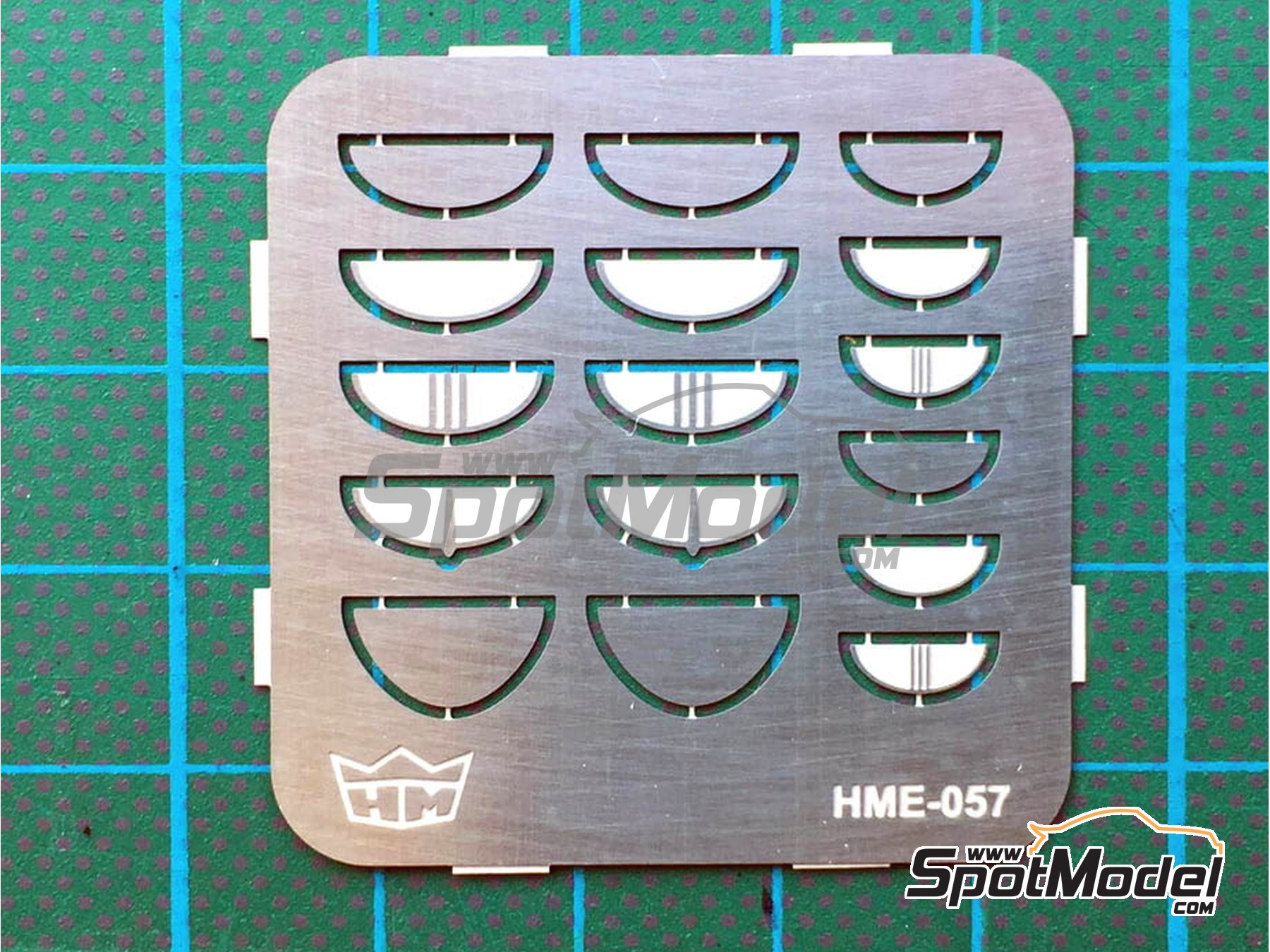 Image 1: Viseras para faros antig&uuml;os | Detalle en escala&nbsp;1/24 fabricado por Highlight Model Studio (ref.&nbsp;HME-057)