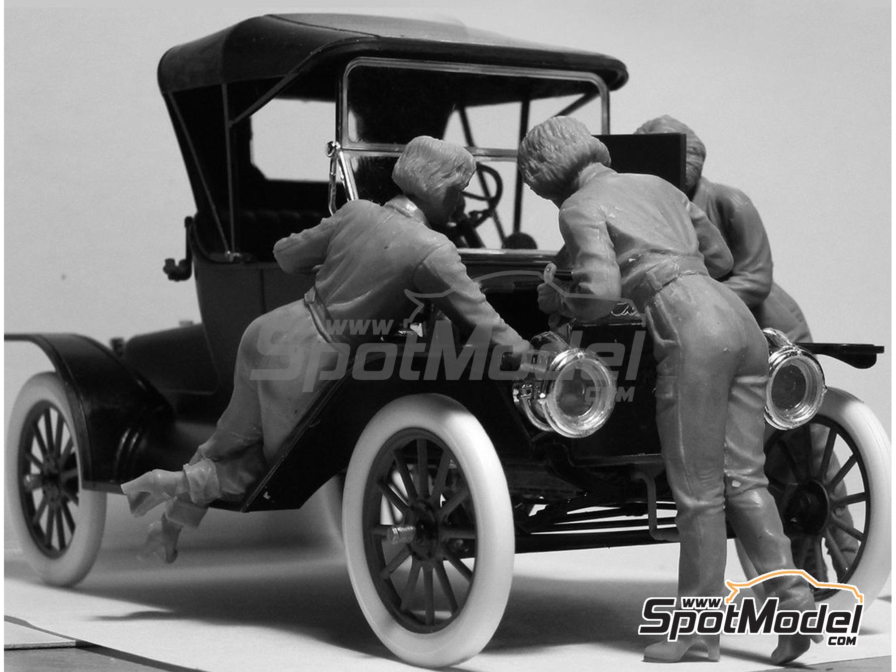Image 2: American female mechanics (1910s) | Figures set in 1/24 scale manufactured by ICM (ref.&nbsp;ICM24009, also 4823044404735 and 24009)