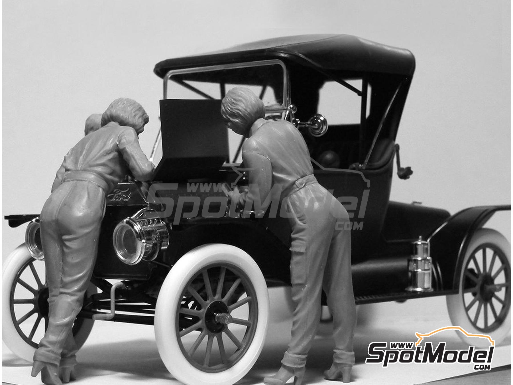 Image 4: American female mechanics (1910s) | Figures set in 1/24 scale manufactured by ICM (ref.&nbsp;ICM24009, also 4823044404735 and 24009)