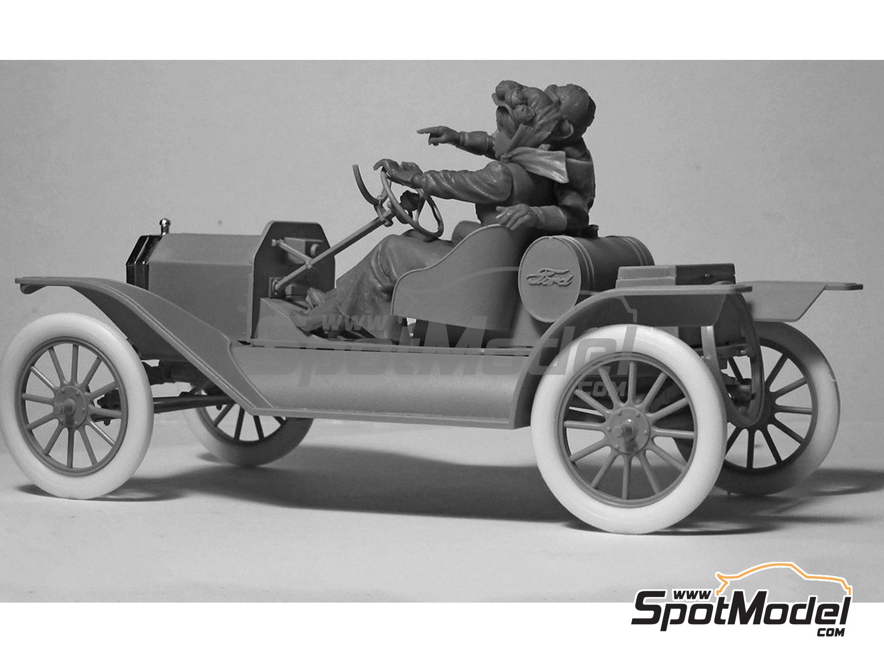 Image 2: American Sport Car Drivers (1910s) | Figures set in 1/24 scale manufactured by ICM (ref.&nbsp;ICM24014, also 4823044405626 and 24014)