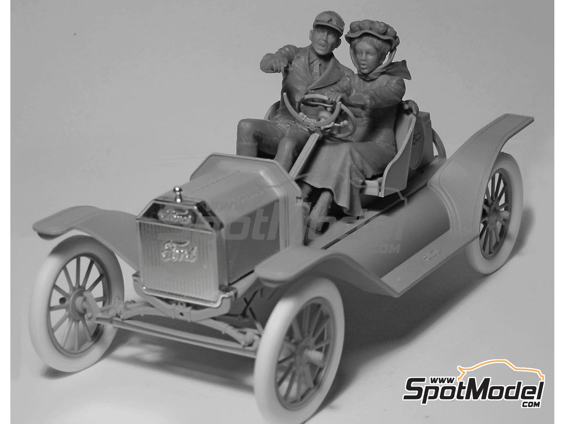 Image 3: American Sport Car Drivers (1910s) | Figures set in 1/24 scale manufactured by ICM (ref.&nbsp;ICM24014, also 4823044405626 and 24014)