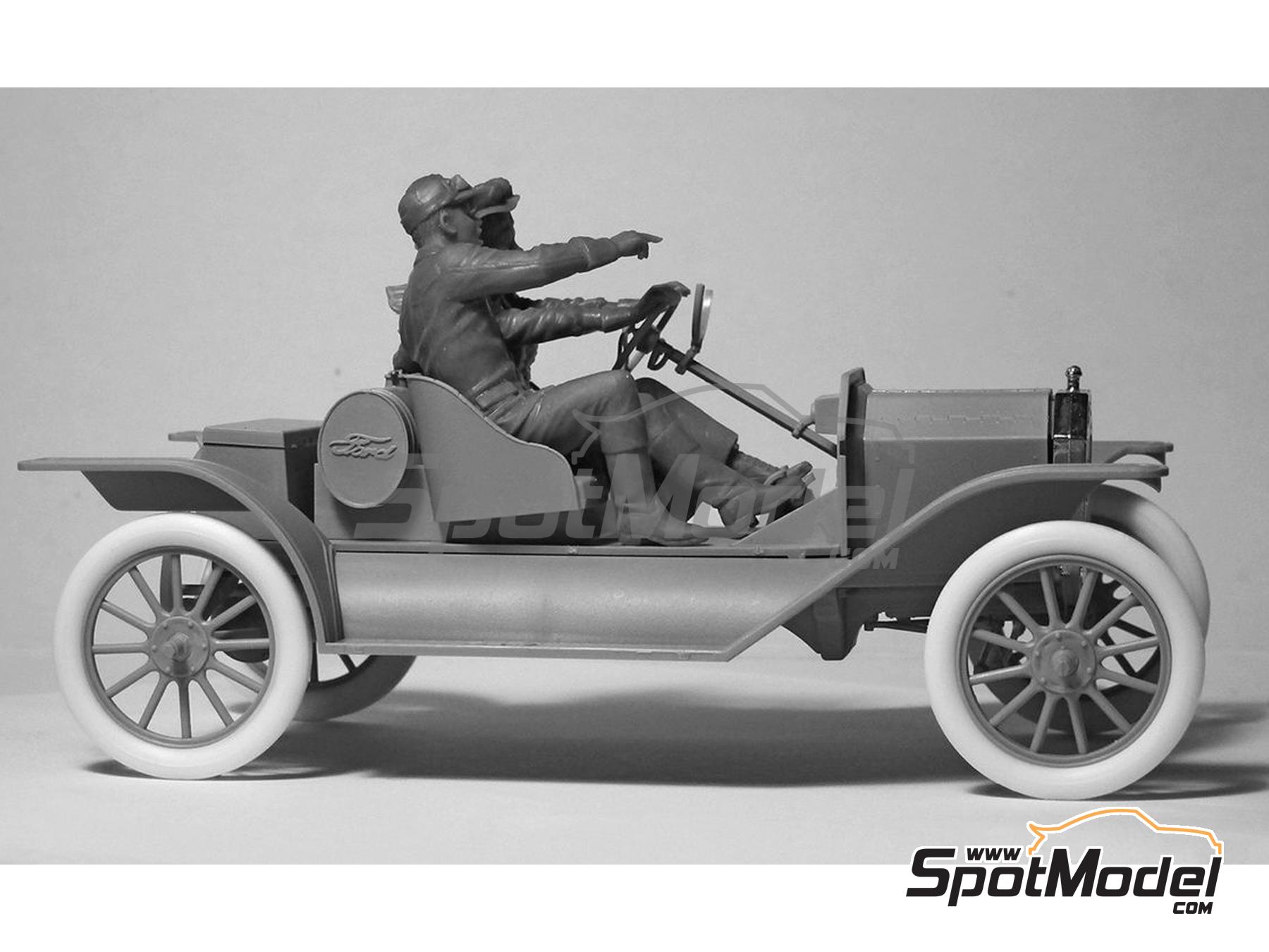 Image 5: American Sport Car Drivers (1910s) | Figures set in 1/24 scale manufactured by ICM (ref.&nbsp;ICM24014, also 4823044405626 and 24014)