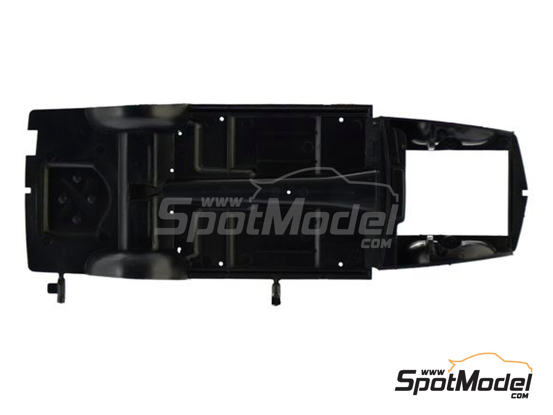 Image 5: Mercedes 500 SLC | Car scale model kit in 1/24 scale manufactured by Italeri (ref.&nbsp;3633, also 8001283036337)