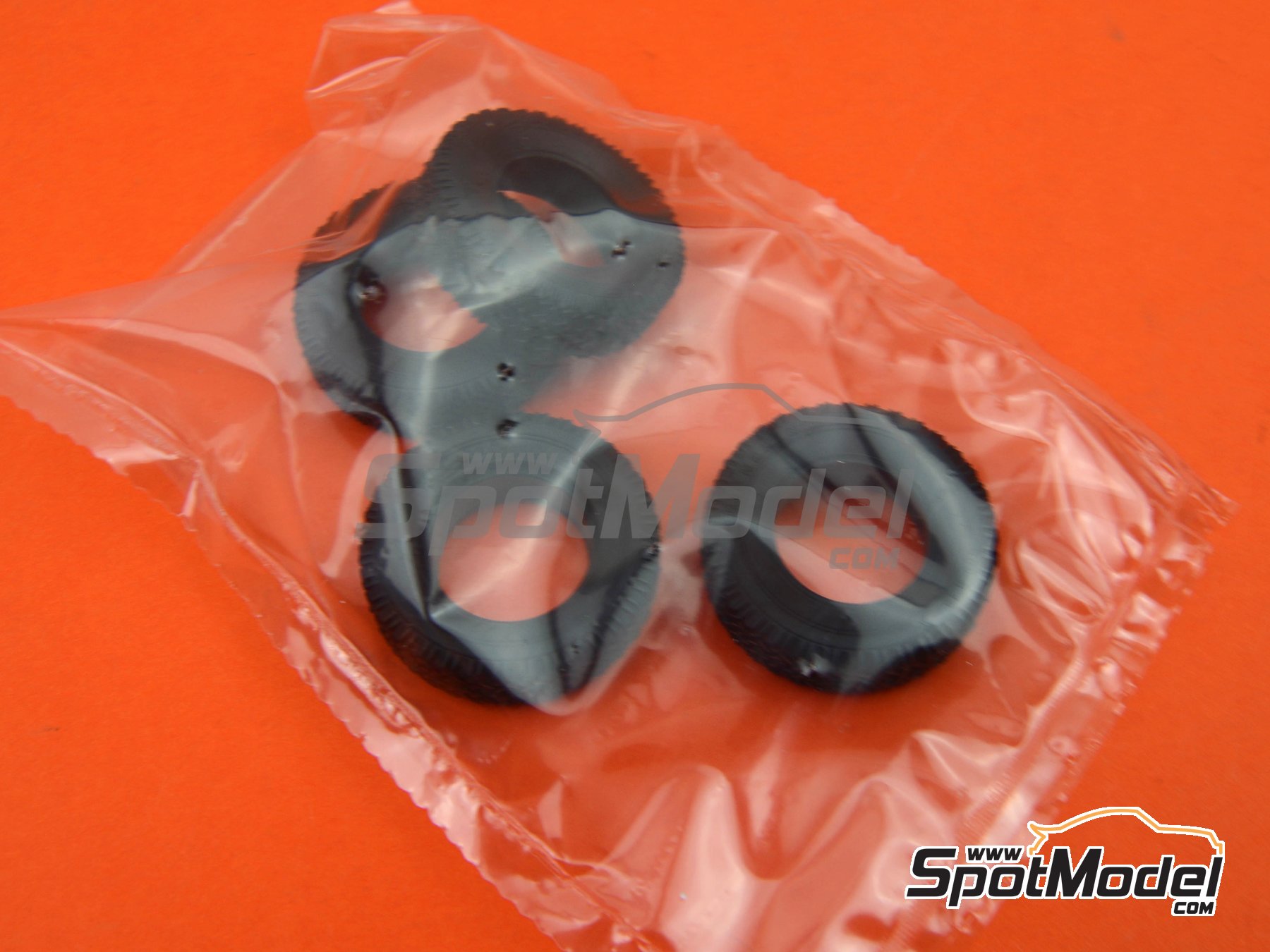 Image 2: Range Rover Classic | Maqueta de coche en escala&nbsp;1/24 fabricado por Italeri (ref.&nbsp;3644, tambien 8001283036443 y ita3644)