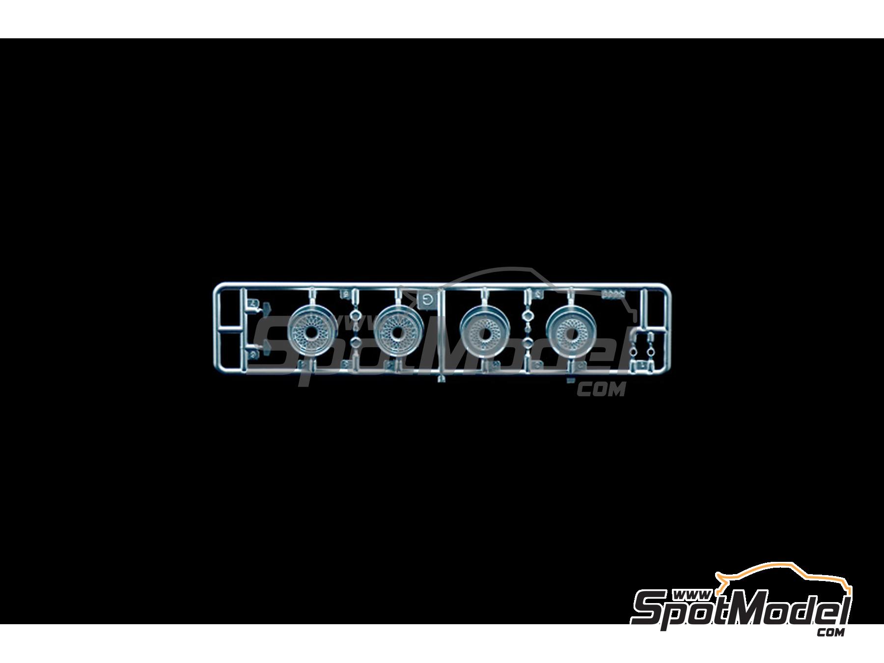 Image 11: Jaguar XJ220 sponsored by Martini - Italian GTs Championship 1993 | Car scale model kit in 1/24 scale manufactured by Italeri (ref. 3669, also 8001283036696)