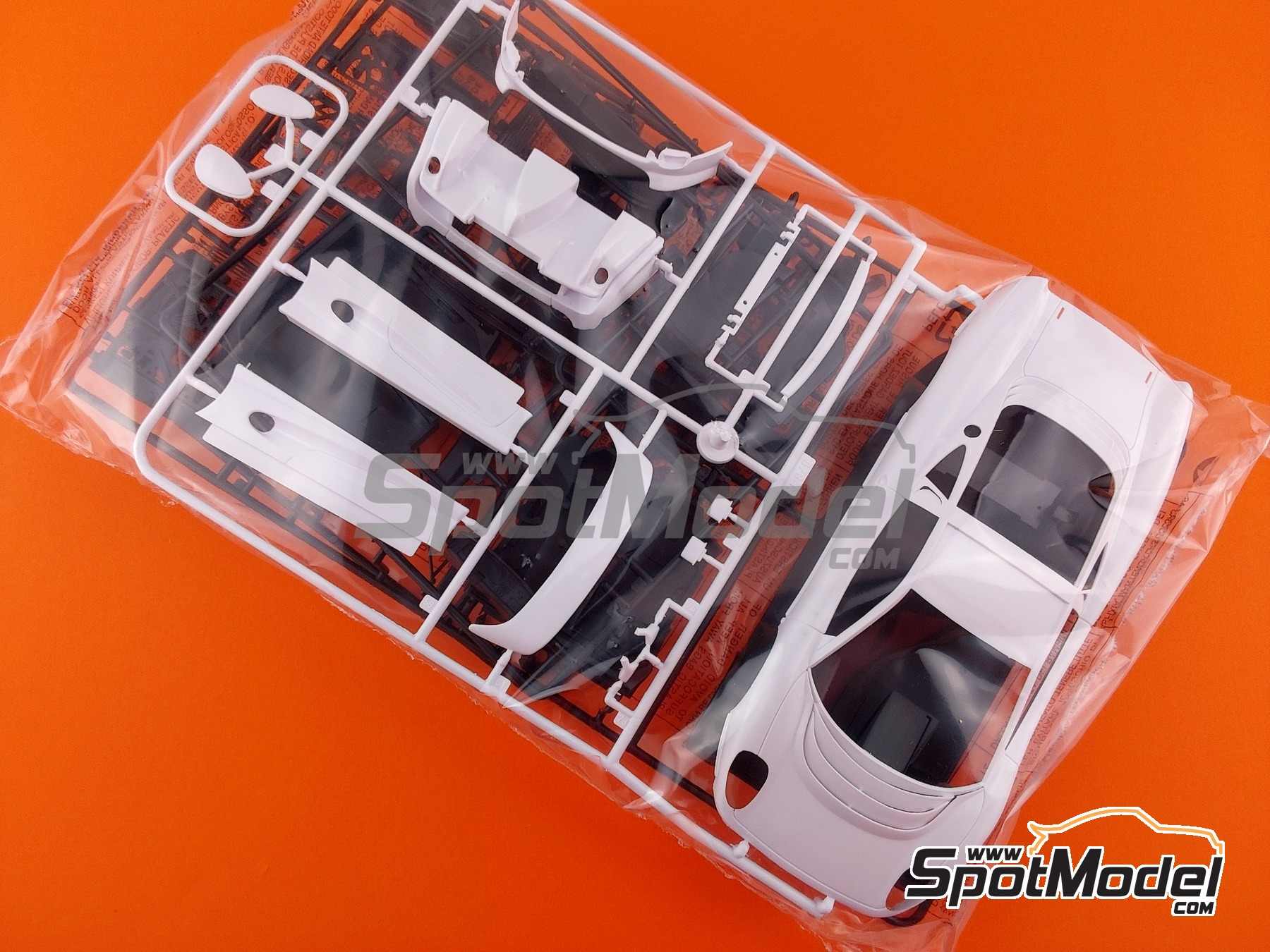 Image 14: Jaguar XJ220 sponsored by Martini - Italian GTs Championship 1993 | Car scale model kit in 1/24 scale manufactured by Italeri (ref. 3669, also 8001283036696)