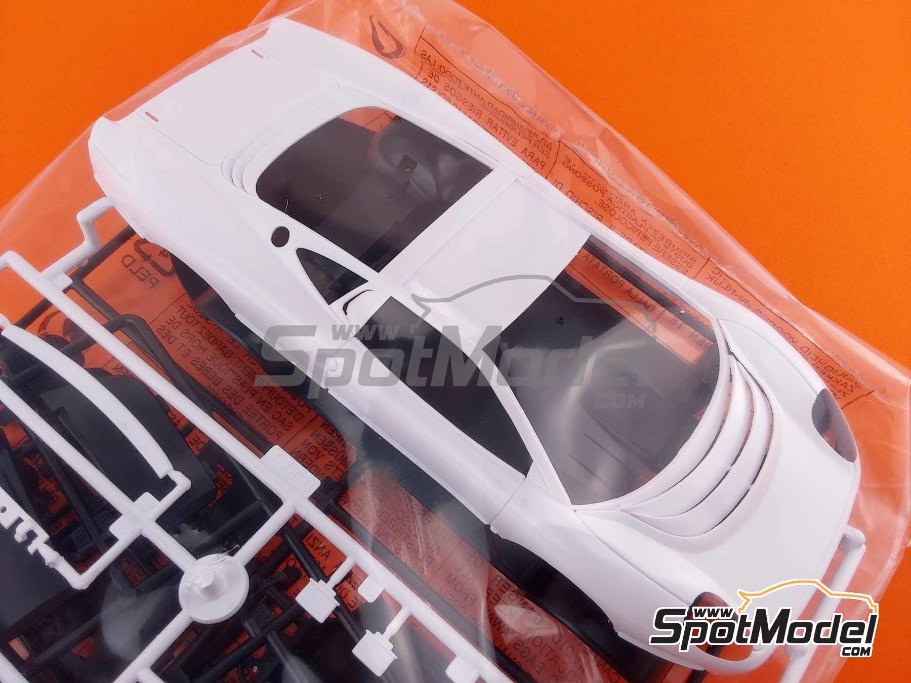 Image 16: Jaguar XJ220 sponsored by Martini - Italian GTs Championship 1993 | Car scale model kit in 1/24 scale manufactured by Italeri (ref. 3669, also 8001283036696)