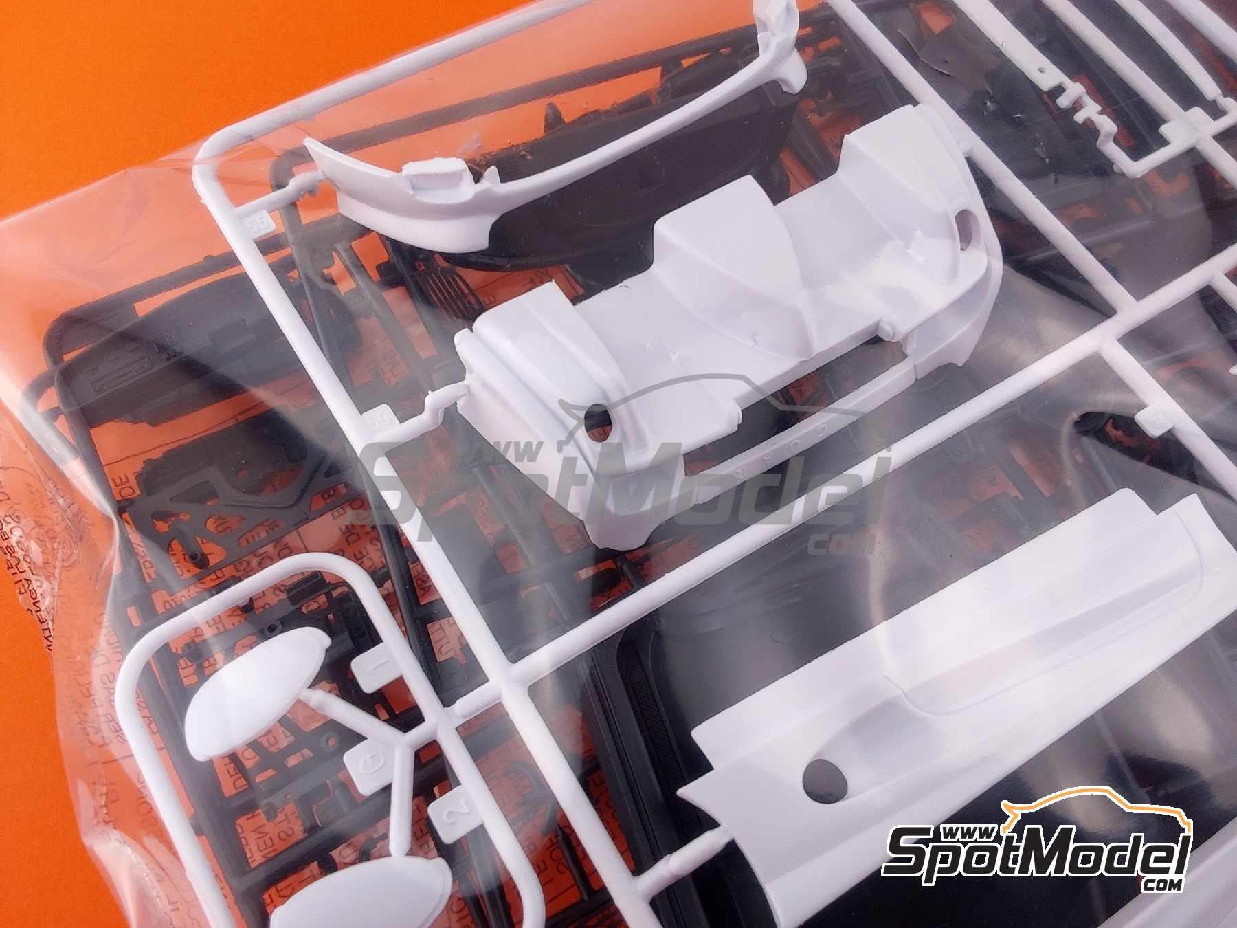 Image 17: Jaguar XJ220 sponsored by Martini - Italian GTs Championship 1993 | Car scale model kit in 1/24 scale manufactured by Italeri (ref. 3669, also 8001283036696)