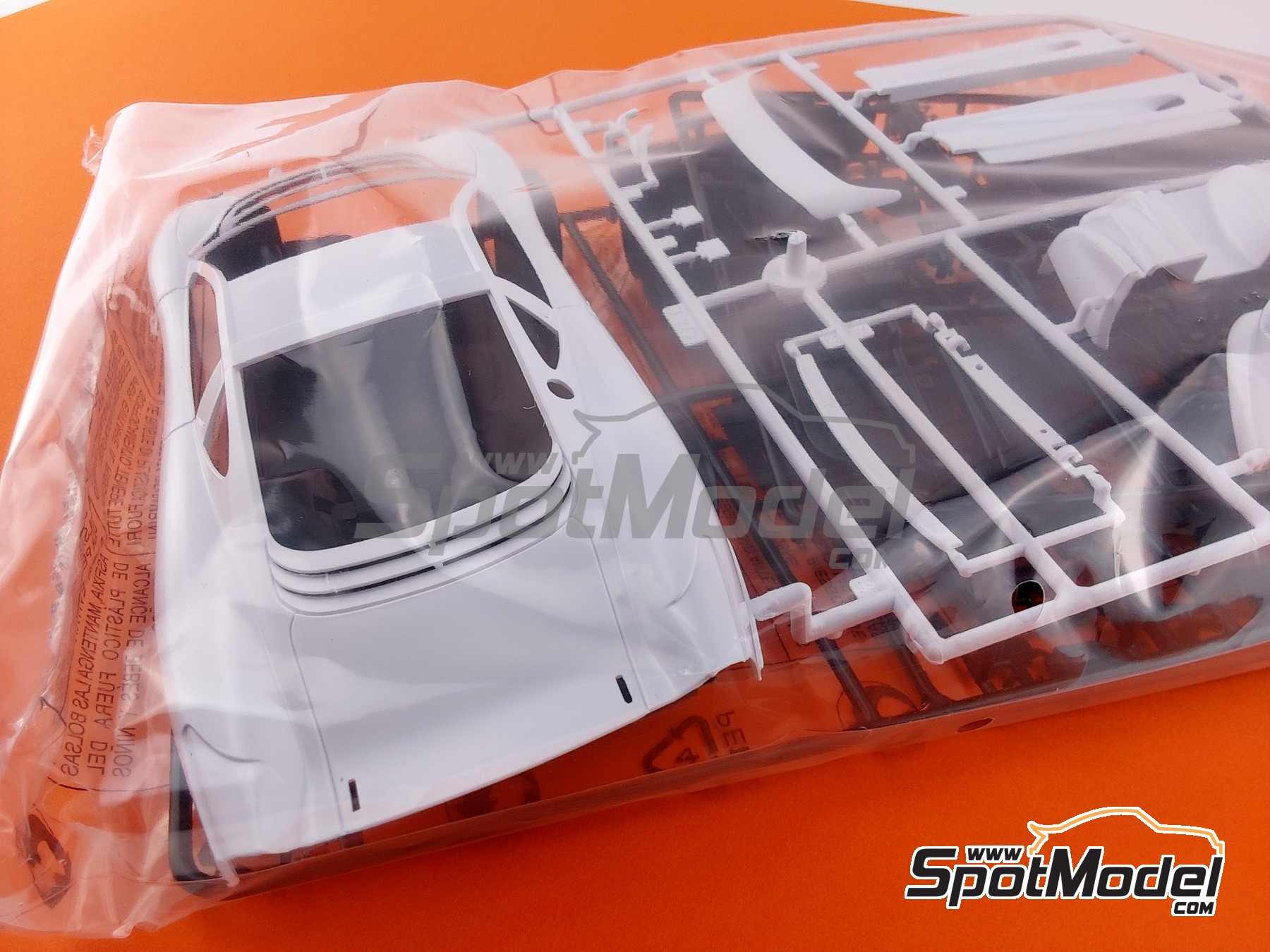 Image 19: Jaguar XJ220 sponsored by Martini - Italian GTs Championship 1993 | Car scale model kit in 1/24 scale manufactured by Italeri (ref. 3669, also 8001283036696)