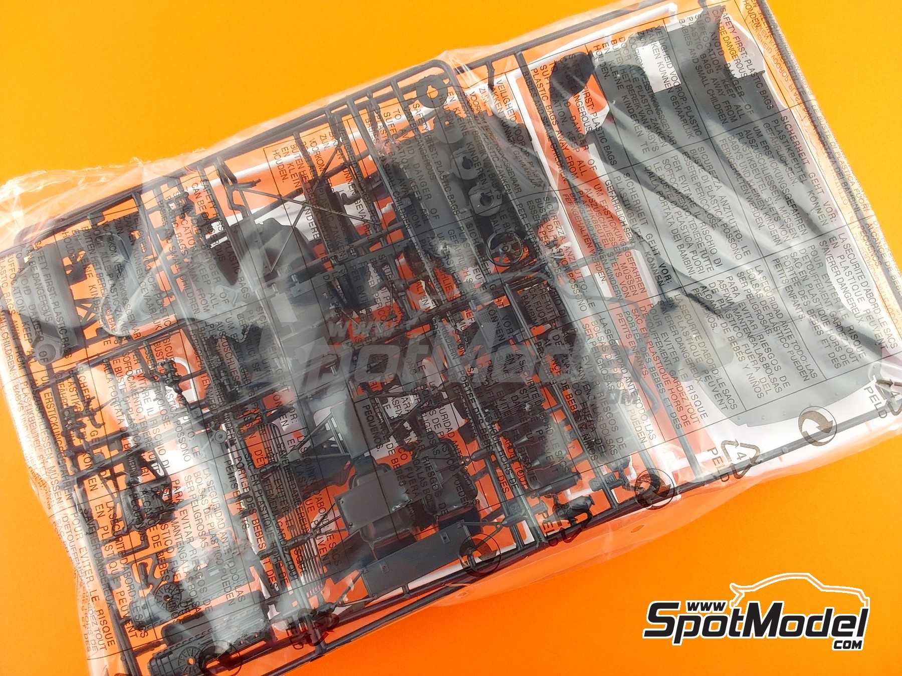 Image 20: Jaguar XJ220 sponsored by Martini - Italian GTs Championship 1993 | Car scale model kit in 1/24 scale manufactured by Italeri (ref. 3669, also 8001283036696)