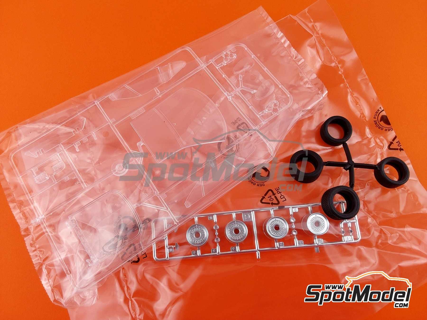 Image 21: Jaguar XJ220 sponsored by Martini - Italian GTs Championship 1993 | Car scale model kit in 1/24 scale manufactured by Italeri (ref. 3669, also 8001283036696)