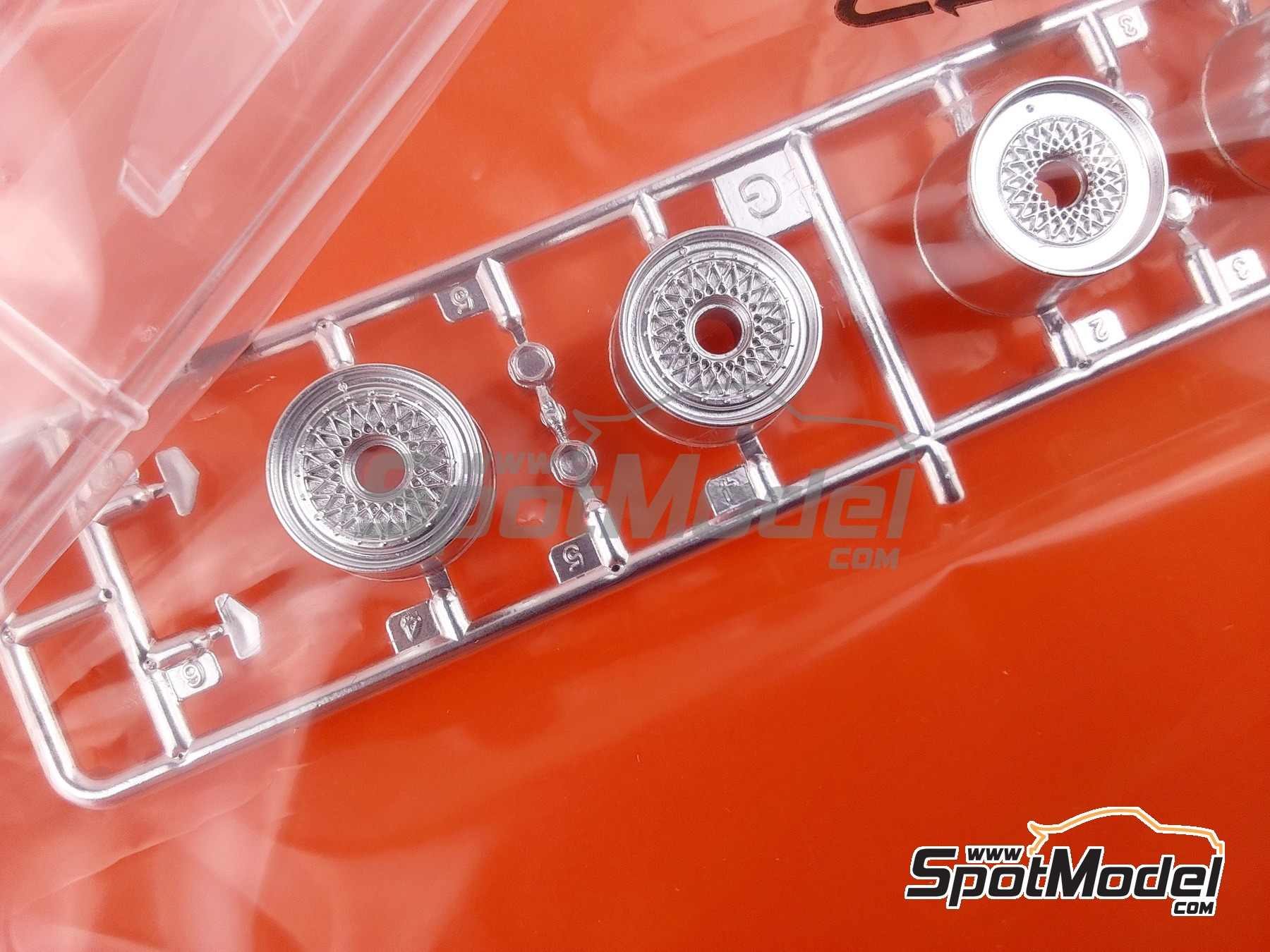 Image 22: Jaguar XJ220 sponsored by Martini - Italian GTs Championship 1993 | Car scale model kit in 1/24 scale manufactured by Italeri (ref. 3669, also 8001283036696)