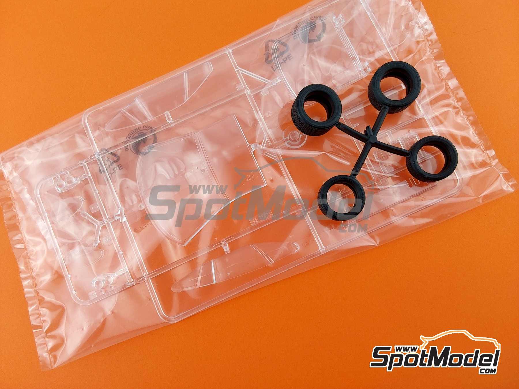 Image 23: Jaguar XJ220 sponsored by Martini - Italian GTs Championship 1993 | Car scale model kit in 1/24 scale manufactured by Italeri (ref. 3669, also 8001283036696)