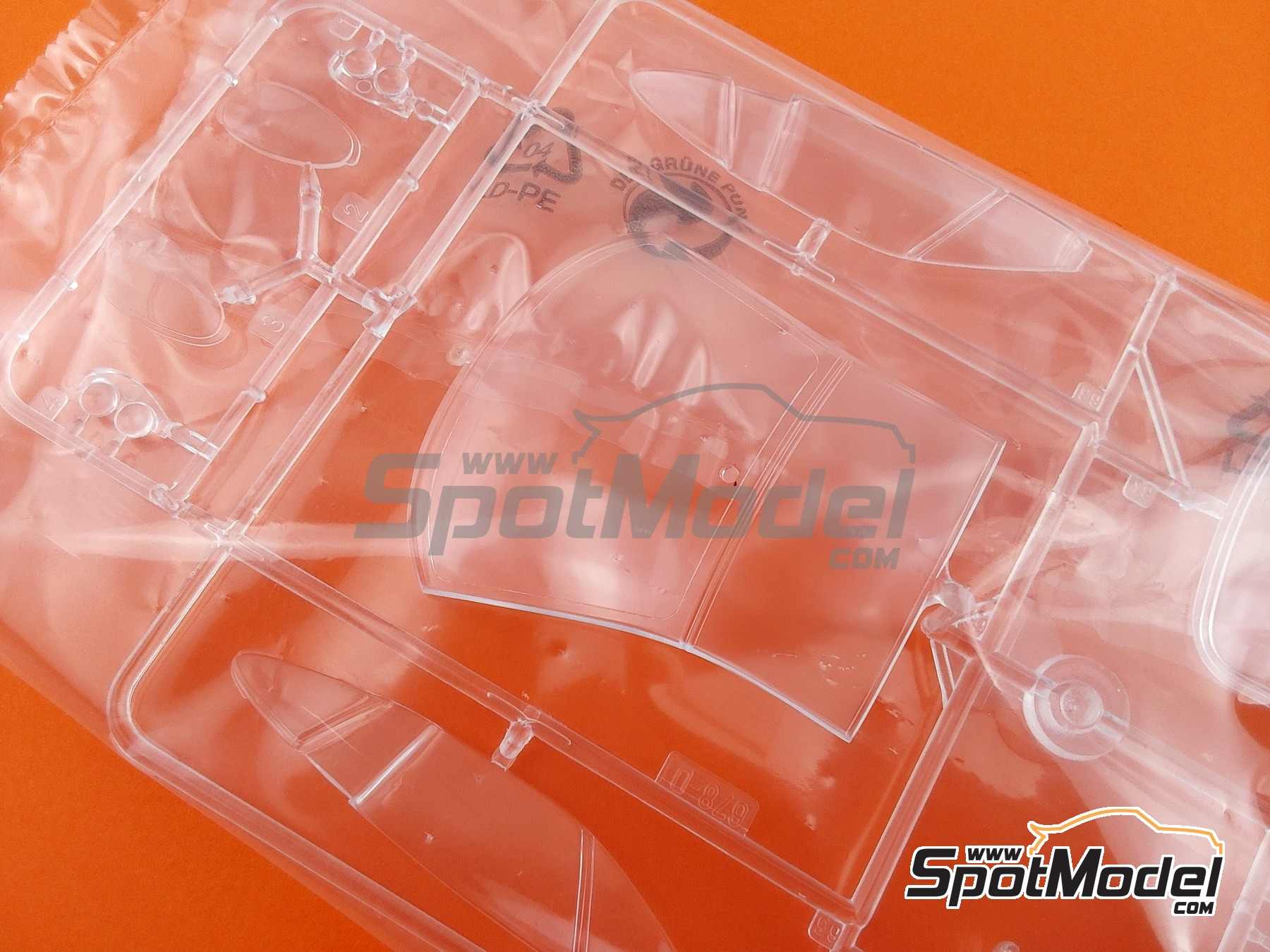 Image 24: Jaguar XJ220 sponsored by Martini - Italian GTs Championship 1993 | Car scale model kit in 1/24 scale manufactured by Italeri (ref. 3669, also 8001283036696)