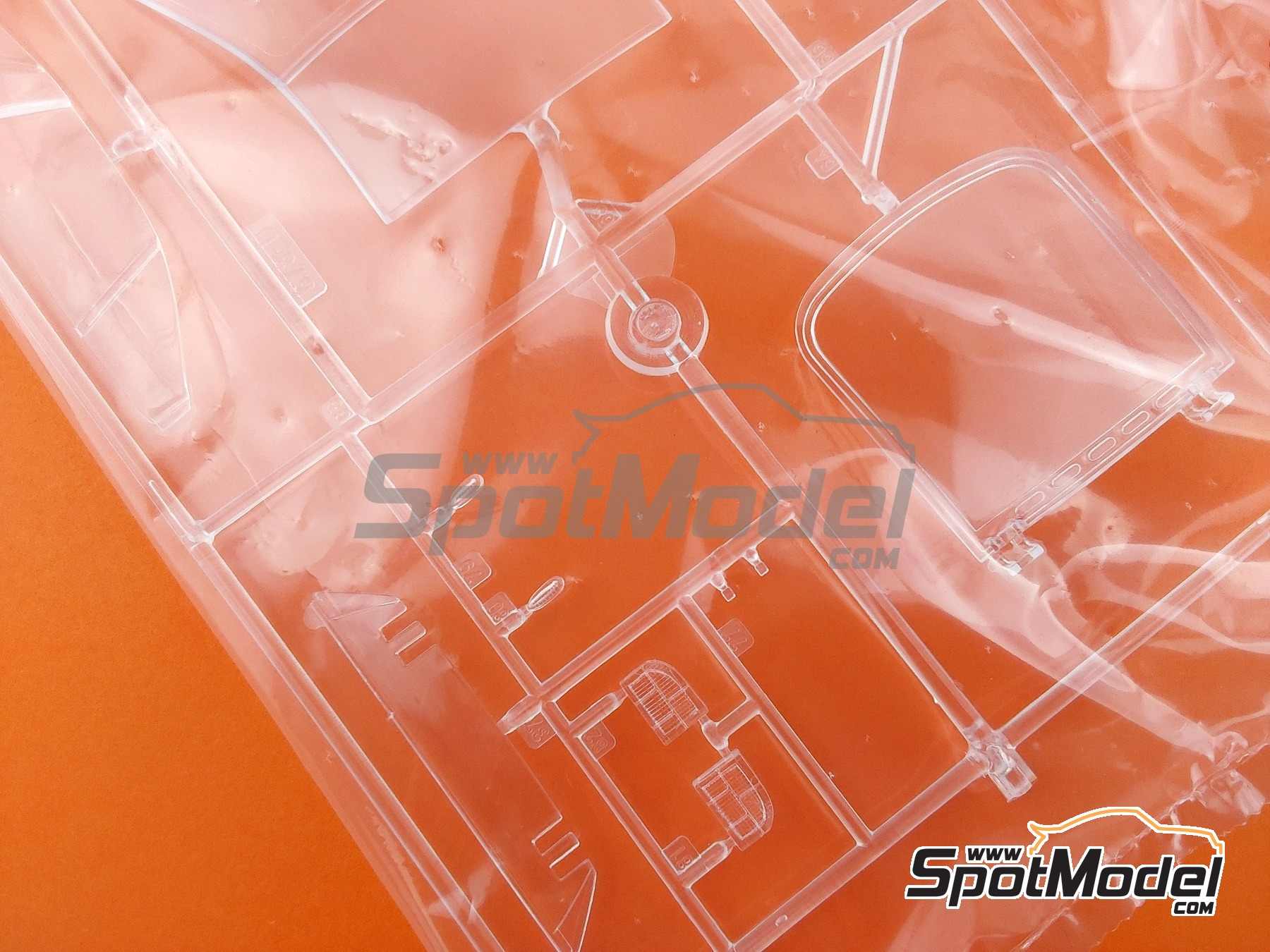 Image 25: Jaguar XJ220 sponsored by Martini - Italian GTs Championship 1993 | Car scale model kit in 1/24 scale manufactured by Italeri (ref. 3669, also 8001283036696)