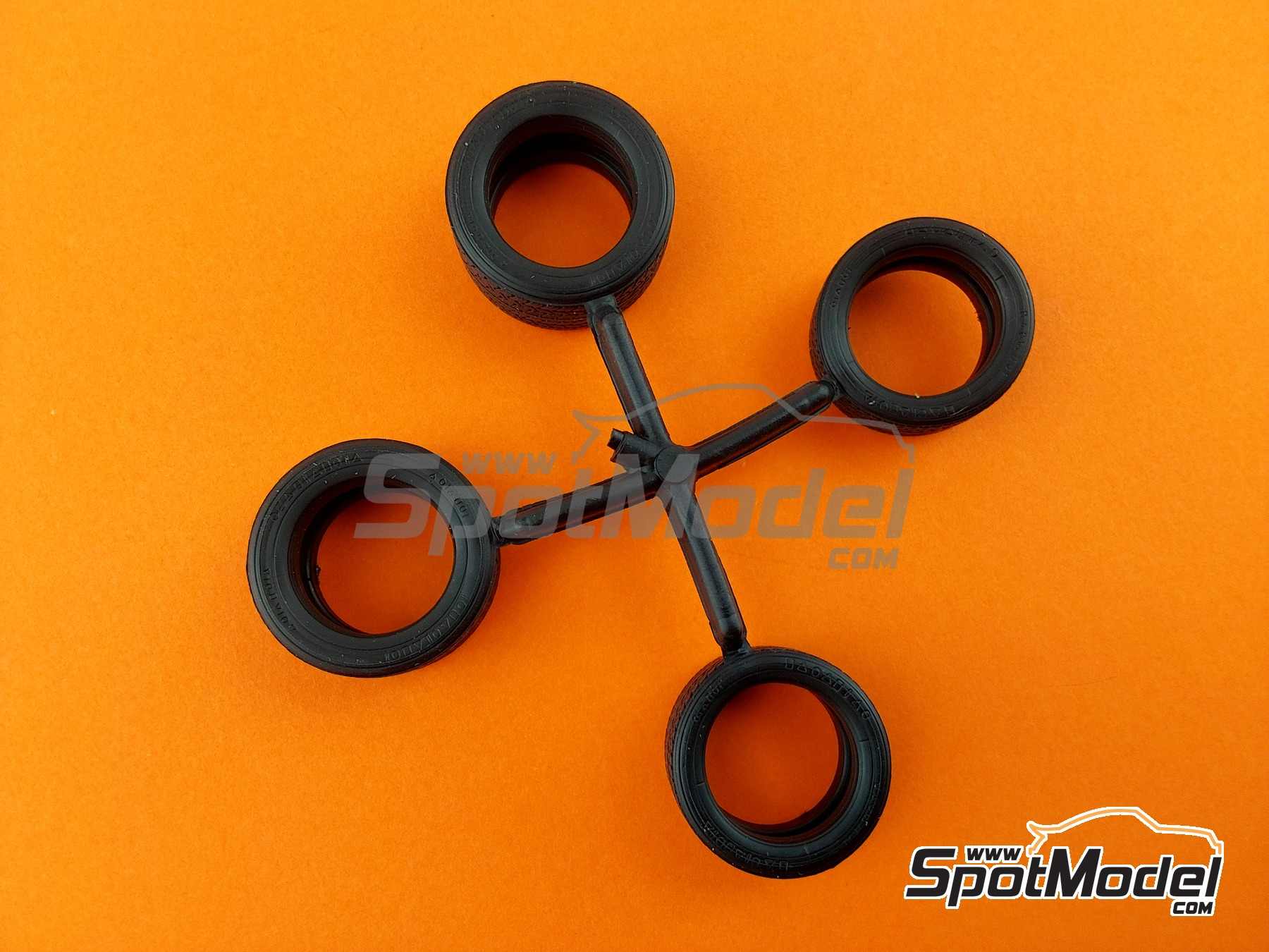 Image 26: Jaguar XJ220 sponsored by Martini - Italian GTs Championship 1993 | Car scale model kit in 1/24 scale manufactured by Italeri (ref. 3669, also 8001283036696)