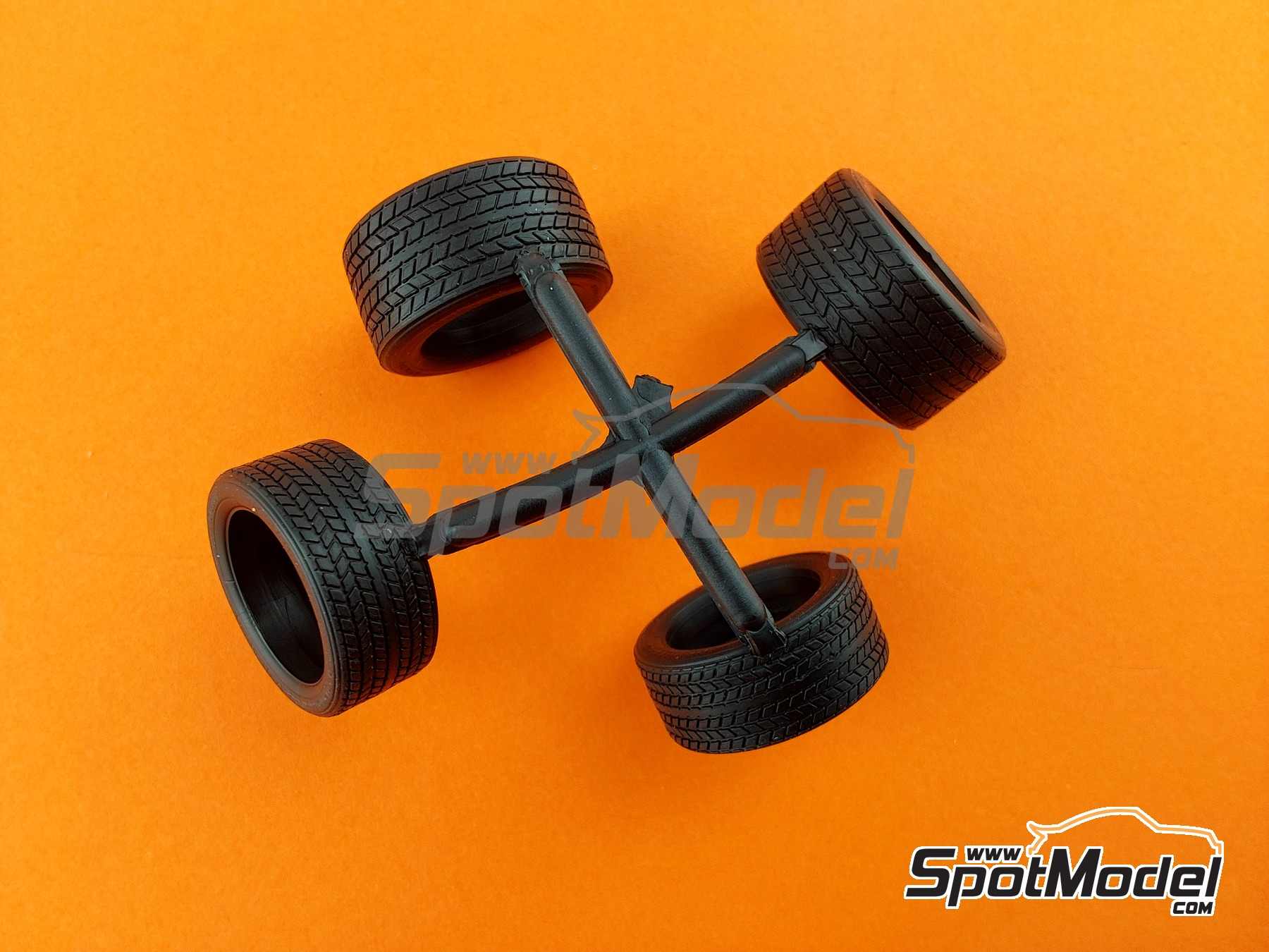 Image 27: Jaguar XJ220 sponsored by Martini - Italian GTs Championship 1993 | Car scale model kit in 1/24 scale manufactured by Italeri (ref. 3669, also 8001283036696)