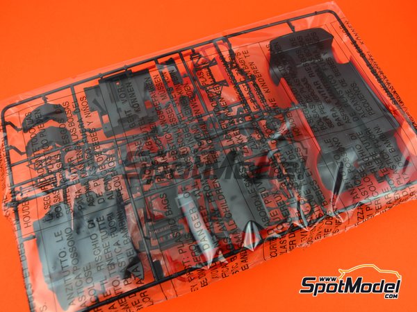 Image 3: Lamborghini Diablo | Car scale model kit in 1/24 scale manufactured by Italeri (ref.&nbsp;3685, also 8001283036856)