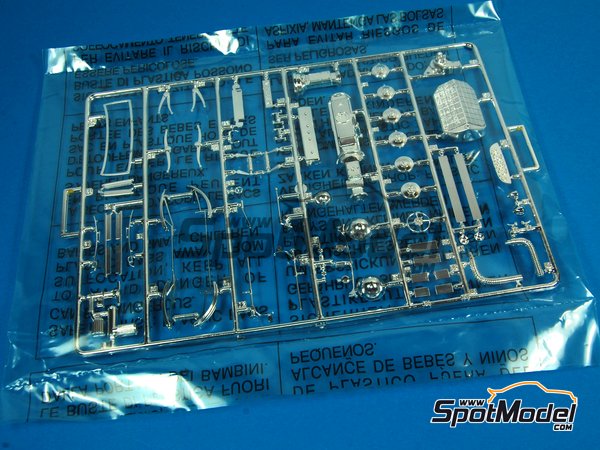 Image 5: Mercedes Benz 540K | Car scale model kit in 1/24 scale manufactured by Italeri (ref.&nbsp;3701, also 8001283037013)