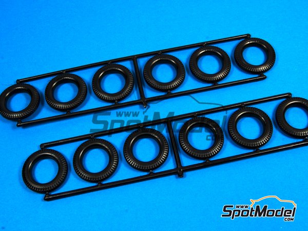 Image 7: Mercedes Benz 540K | Car scale model kit in 1/24 scale manufactured by Italeri (ref.&nbsp;3701, also 8001283037013)