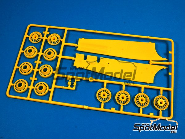 Image 8: Mercedes Benz 540K | Car scale model kit in 1/24 scale manufactured by Italeri (ref.&nbsp;3701, also 8001283037013)