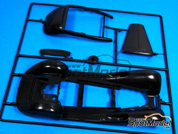 Image 9: Mercedes Benz 540K | Car scale model kit in 1/24 scale manufactured by Italeri (ref.&nbsp;3701, also 8001283037013)