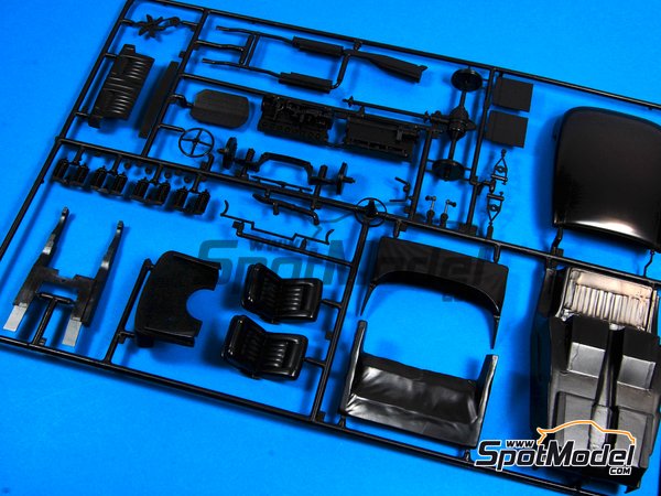 Image 10: Mercedes Benz 540K | Car scale model kit in 1/24 scale manufactured by Italeri (ref.&nbsp;3701, also 8001283037013)