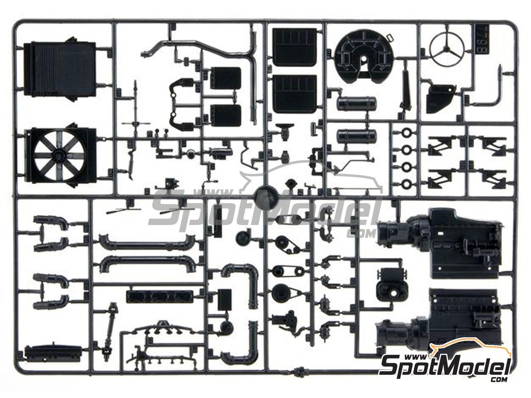 Image 3: US American Superliner | Tractor head scale model kit in 1/24 scale manufactured by Italeri (ref.&nbsp;3820, also 8001283038201)