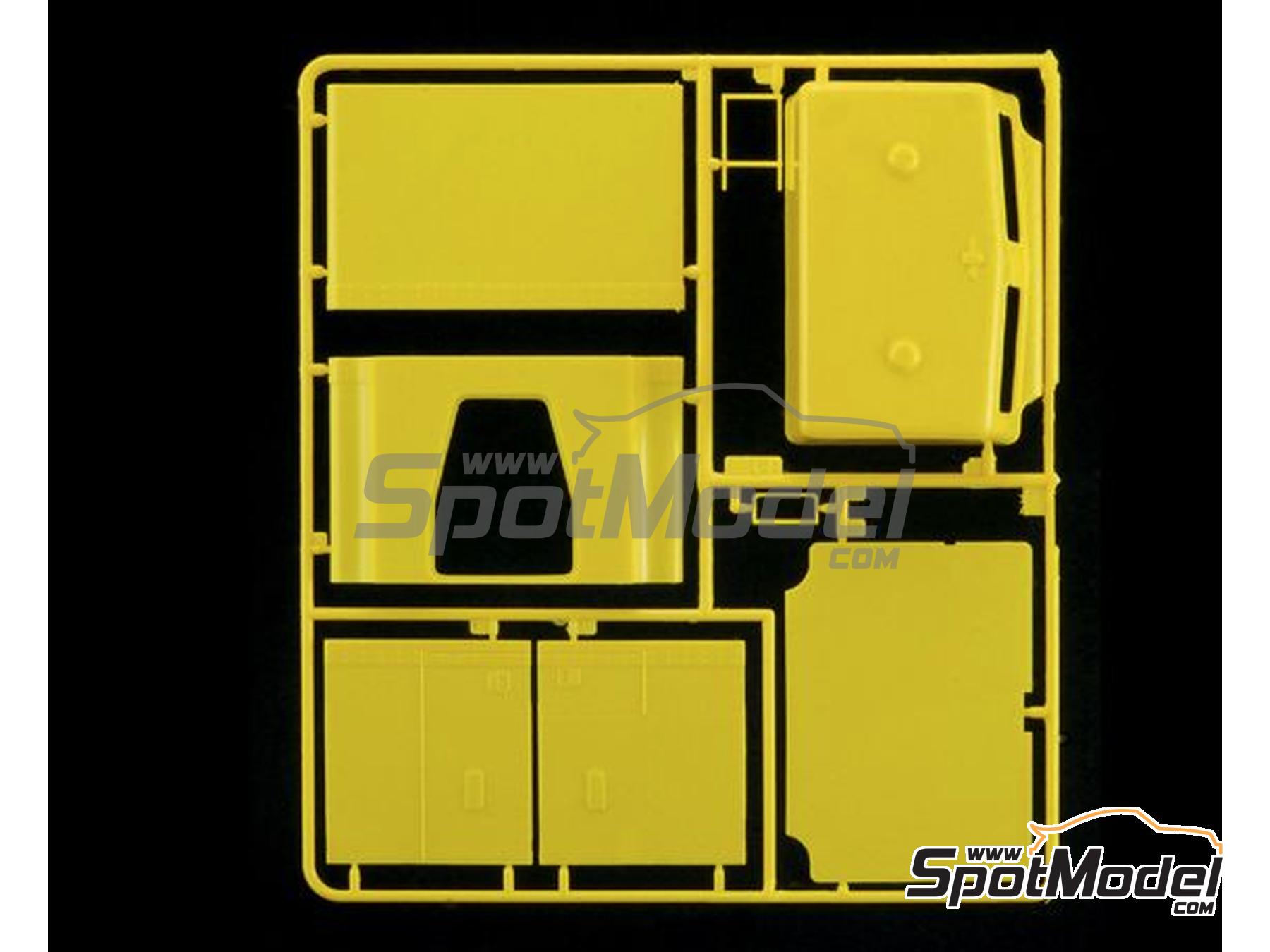Image 4: US American Superliner | Tractor head scale model kit in 1/24 scale manufactured by Italeri (ref.&nbsp;3820, also 8001283038201)