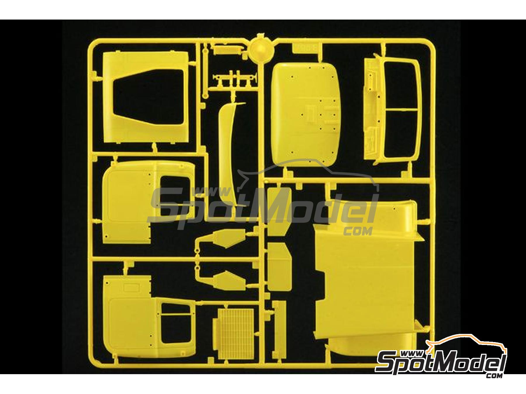 Image 5: US American Superliner | Tractor head scale model kit in 1/24 scale manufactured by Italeri (ref.&nbsp;3820, also 8001283038201)