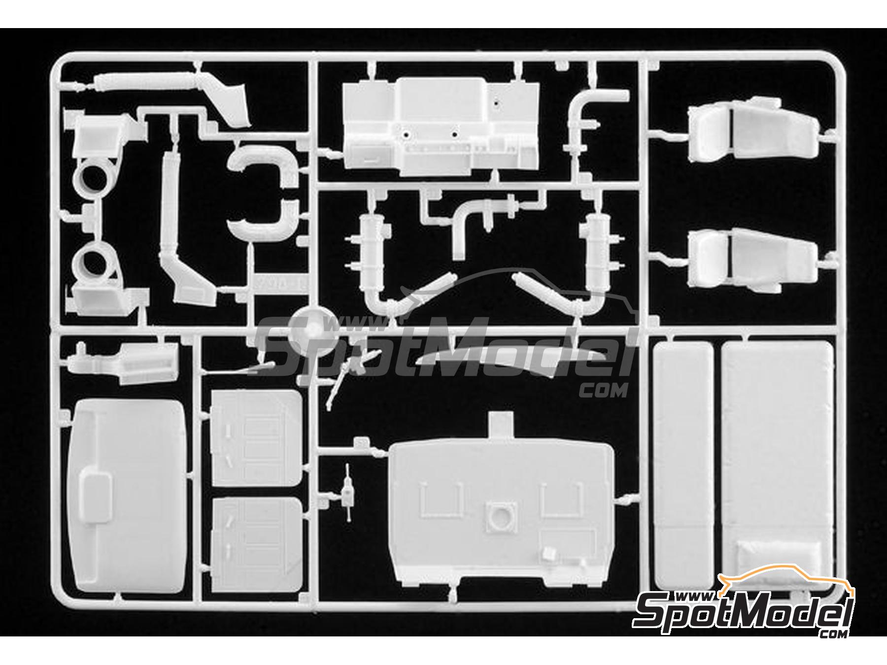 Image 6: US American Superliner | Tractor head scale model kit in 1/24 scale manufactured by Italeri (ref.&nbsp;3820, also 8001283038201)