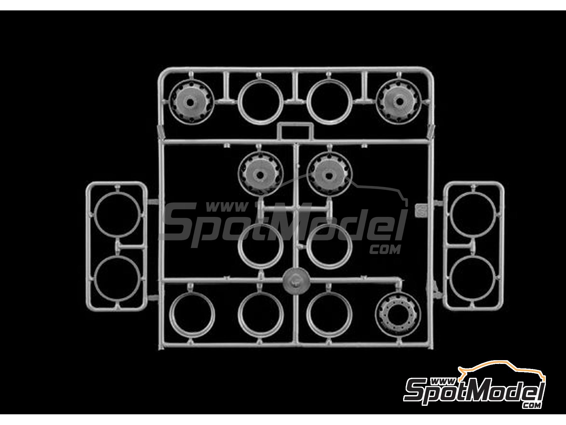 Image 9: US American Superliner | Tractor head scale model kit in 1/24 scale manufactured by Italeri (ref.&nbsp;3820, also 8001283038201)