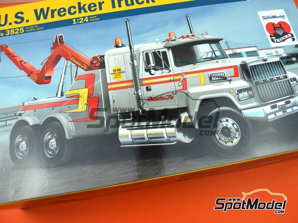 Italeri 3825: Special vehicle scale model kit 1/24 scale - Ford