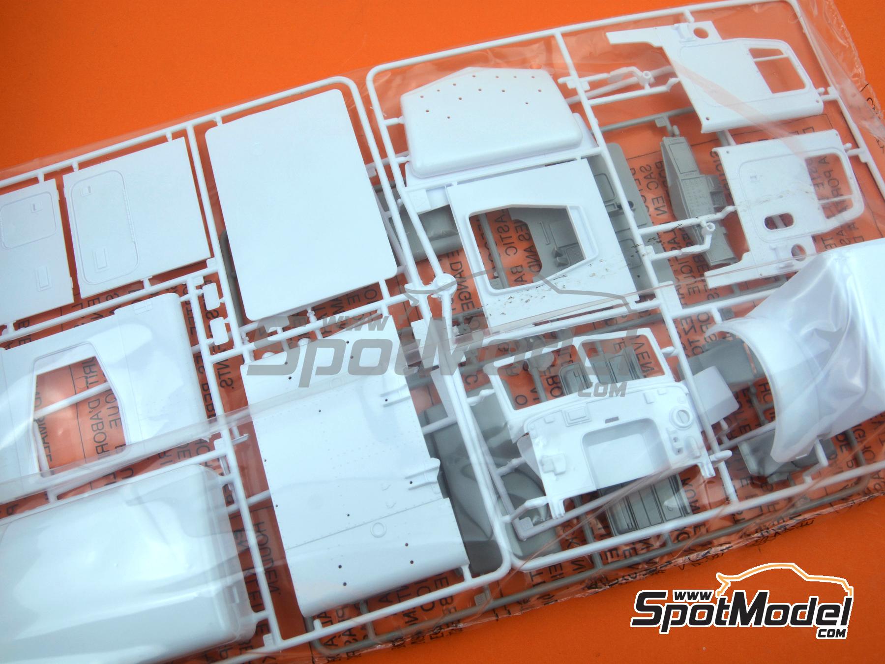 Image 6: Peterbilt 378 Long Hauler | Truck scale model kit in 1/24 scale manufactured by Italeri (ref.&nbsp;3857, also 8001283038577)