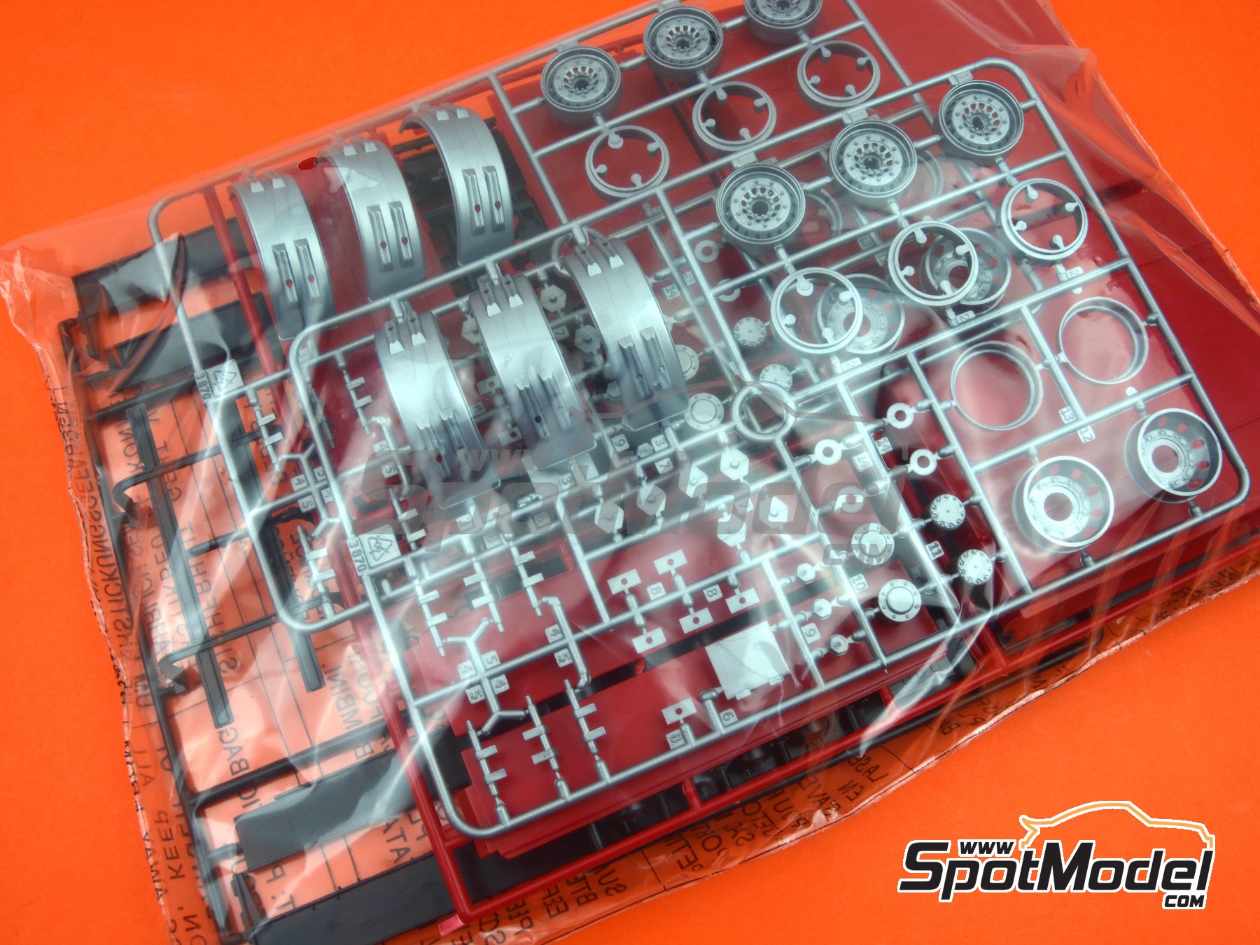 Image 10: Curtainside Trailer sponsored by Schoeni Logistik Italien | Trailer scale model kit in 1/24 scale manufactured by Italeri (ref.&nbsp;3918, also 8001283039185)