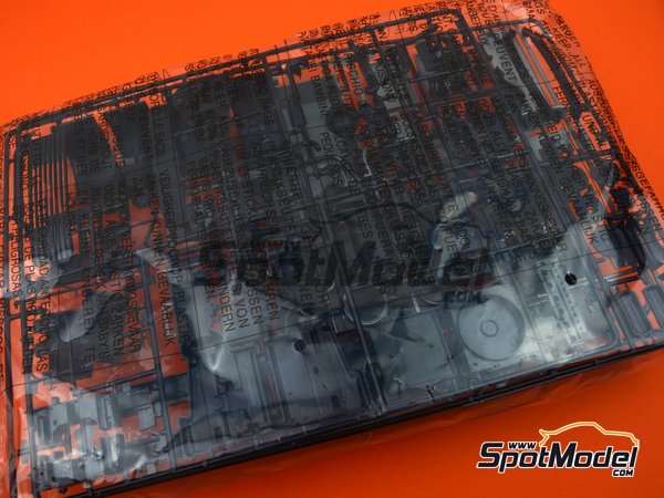 Image 3: Volvo FH16 Globetrotter 4x2 | Tractor head scale model kit in 1/24 scale manufactured by Italeri (ref.&nbsp;3923, also 8001283039239)