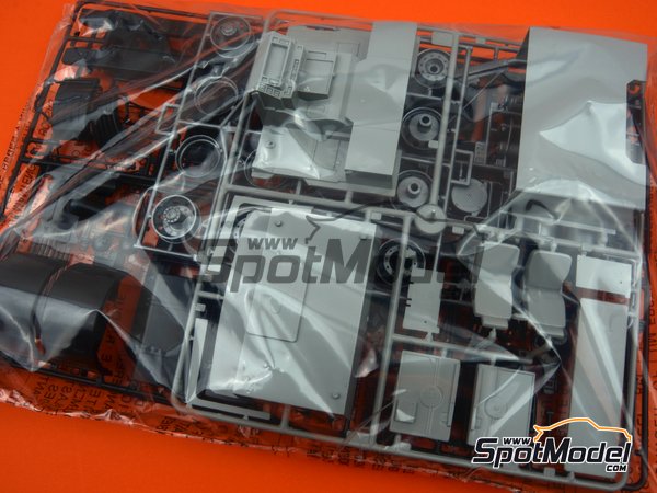 Image 4: Volvo FH16 Globetrotter 4x2 | Tractor head scale model kit in 1/24 scale manufactured by Italeri (ref.&nbsp;3923, also 8001283039239)