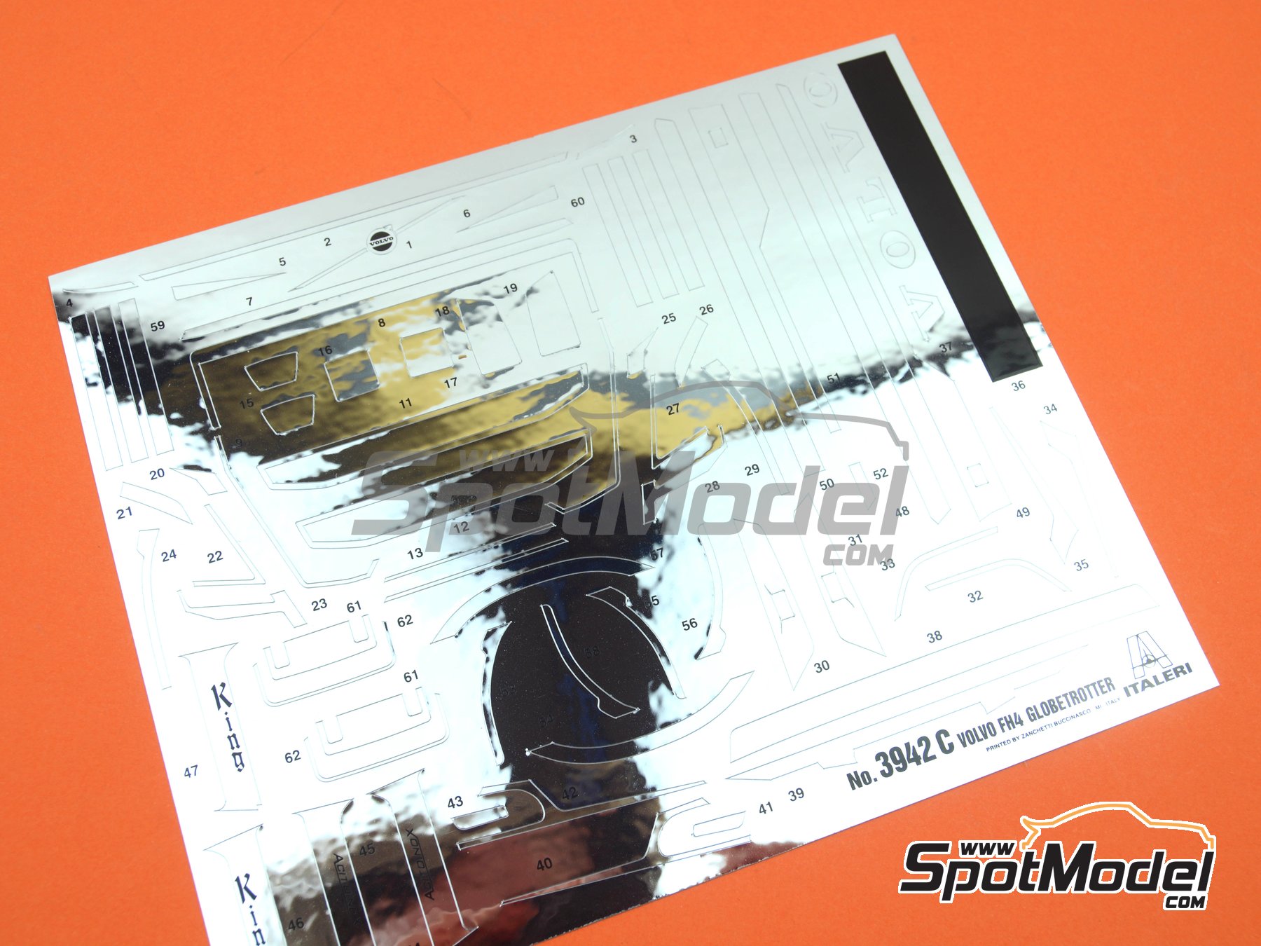 Image 1: Volvo FH4 Globetrotter | Tractor head scale model kit in 1/24 scale manufactured by Italeri (ref.&nbsp;3942, also 8001283039420)