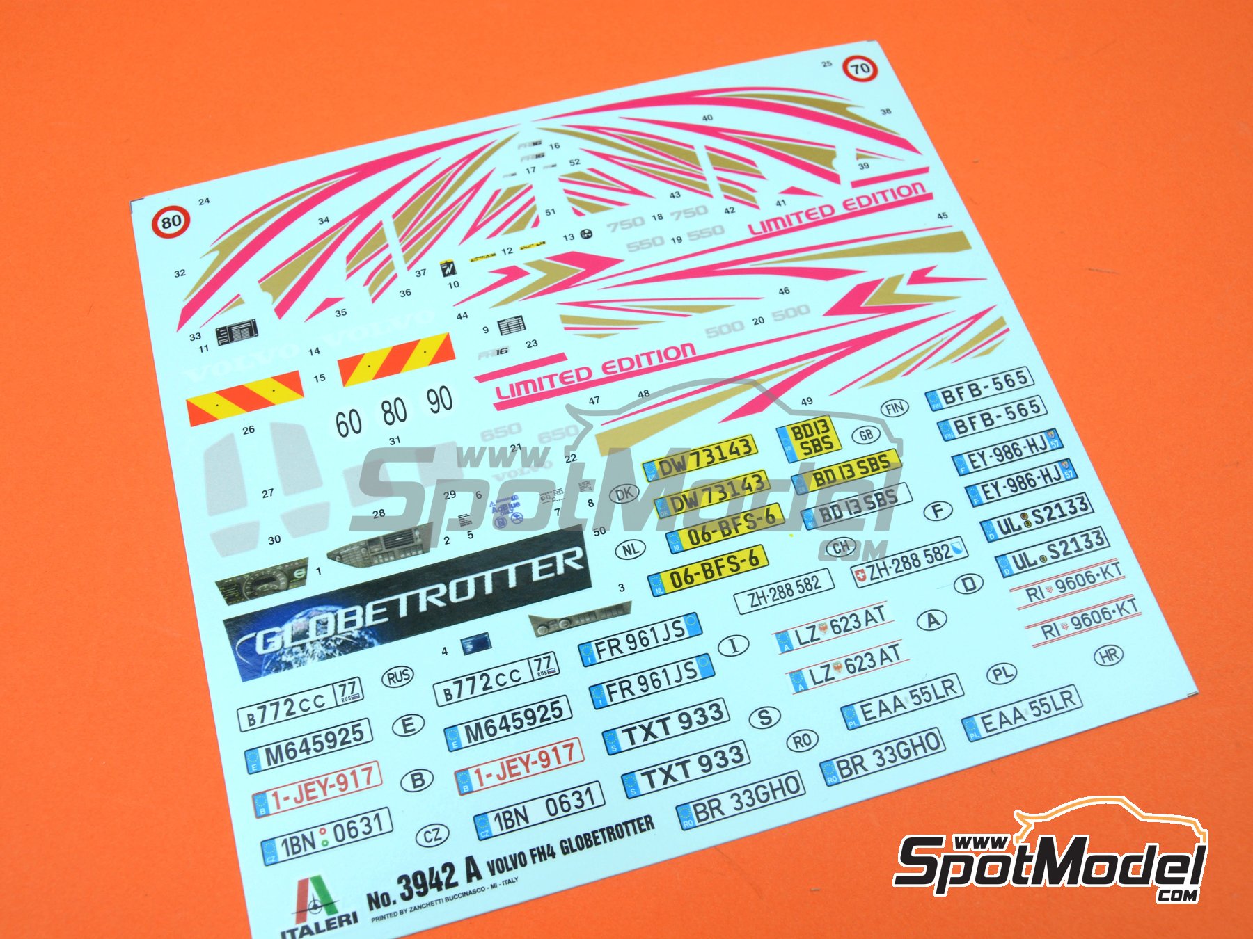 Image 2: Volvo FH4 Globetrotter | Tractor head scale model kit in 1/24 scale manufactured by Italeri (ref.&nbsp;3942, also 8001283039420)