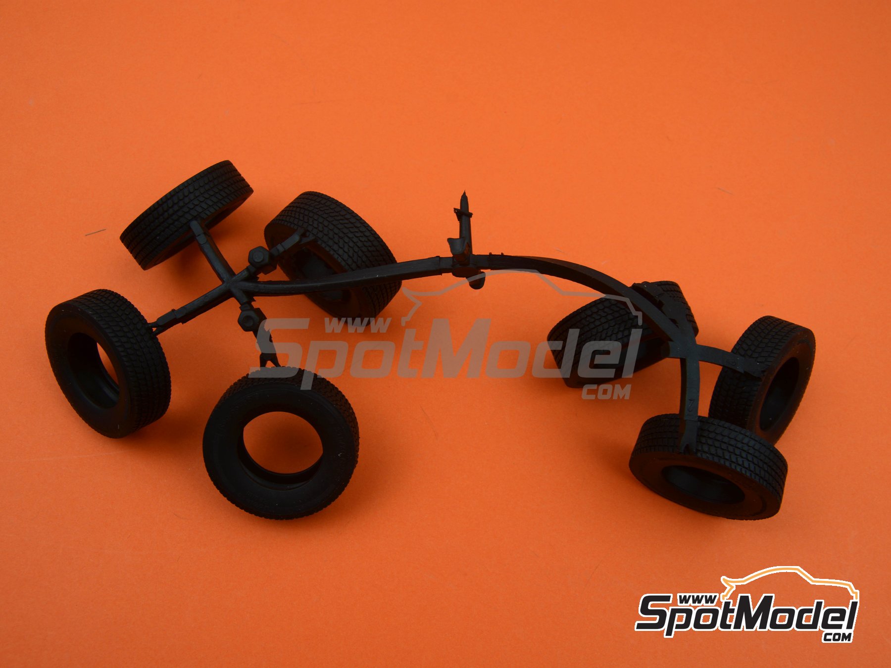 Image 5: Volvo FH4 Globetrotter | Tractor head scale model kit in 1/24 scale manufactured by Italeri (ref.&nbsp;3942, also 8001283039420)